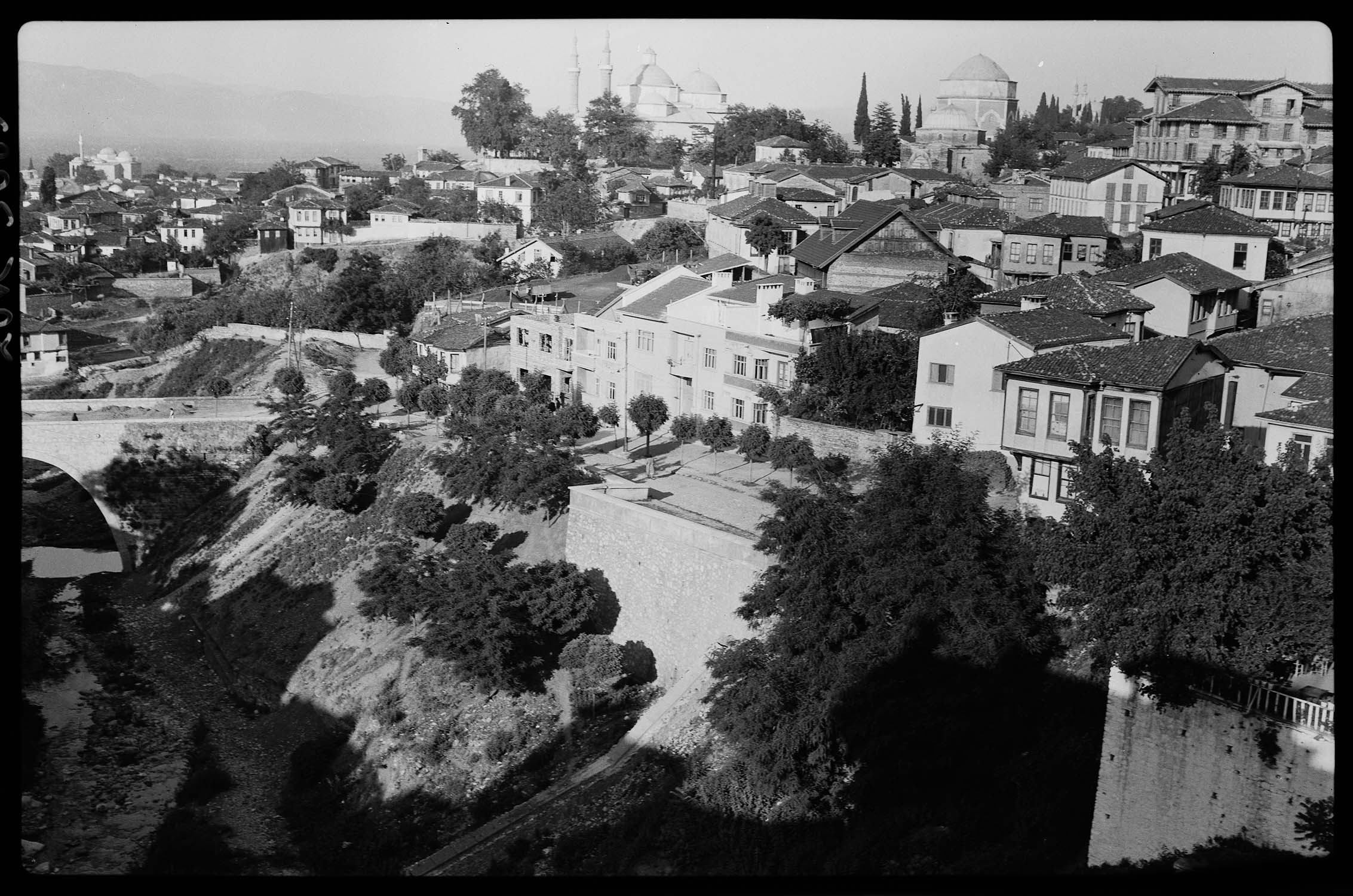 Bursa görünümü, solda yeniden inşa edilen Irgandi Köprüsü ve sağda Yeşil Cami