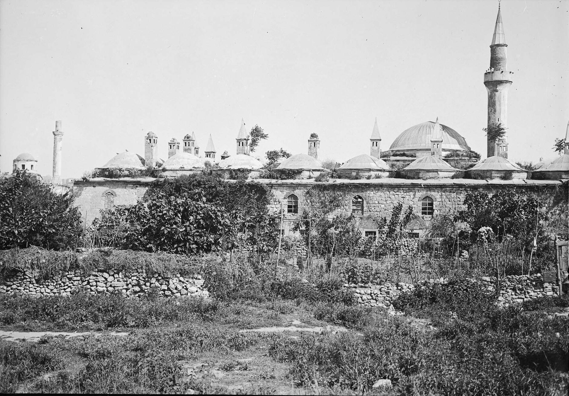 Sultan Selim Medresesi ve Arka Planda Molla Fenari İsa Camii Minaresi