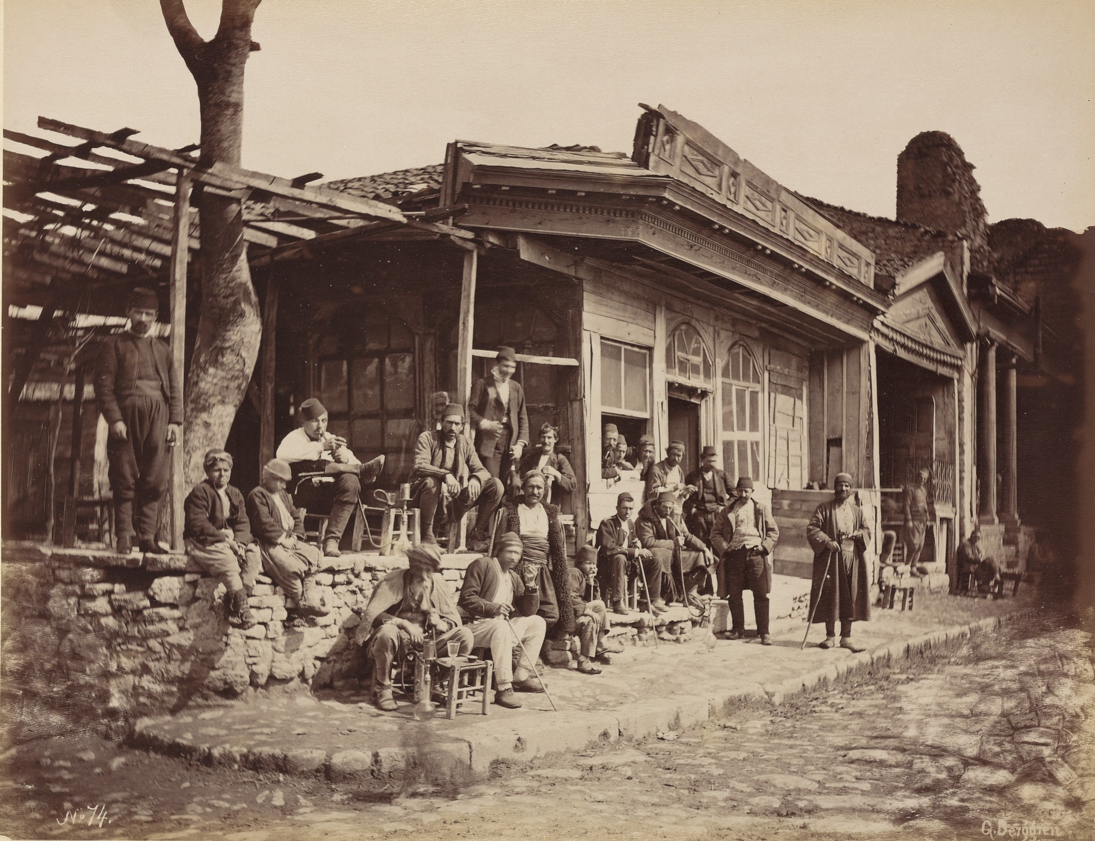 Kahvehane Önünde İnsanlar