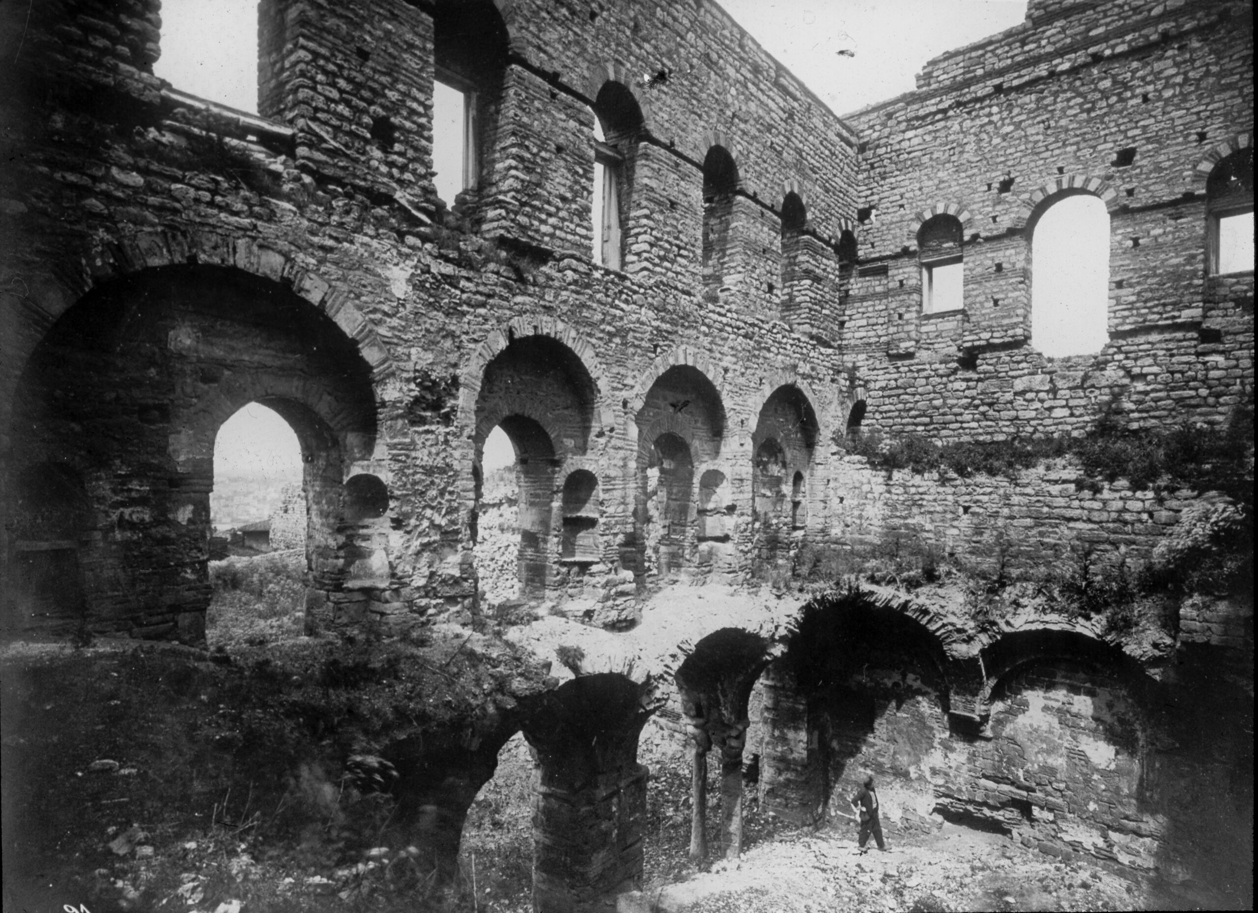 Tekfur Sarayı İçinden Görünüm