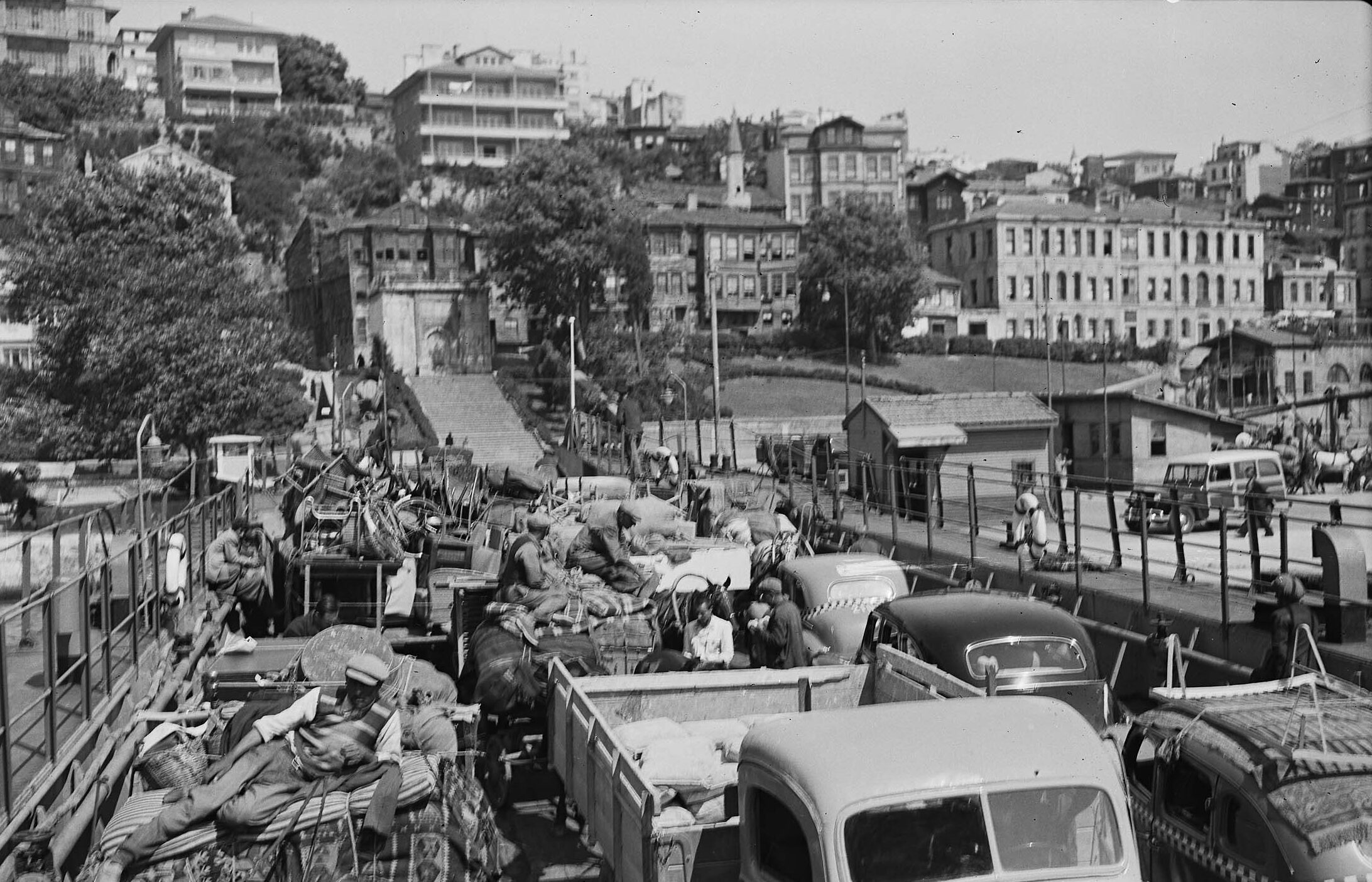 Arabalı Vapurdan Kabataş ve Hekimoğlu Ali Paşa Çeşmesi