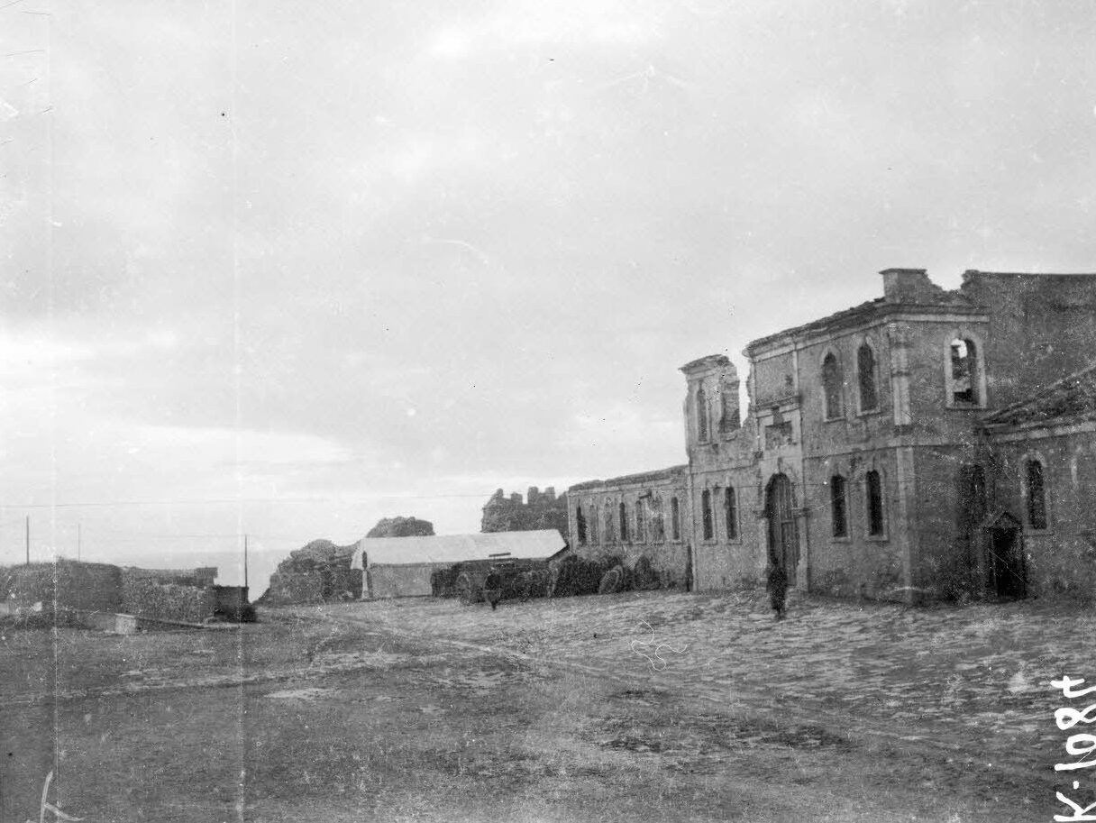 Seddülbahir Kalesi ve Arkada Trablusgarp Anıtı