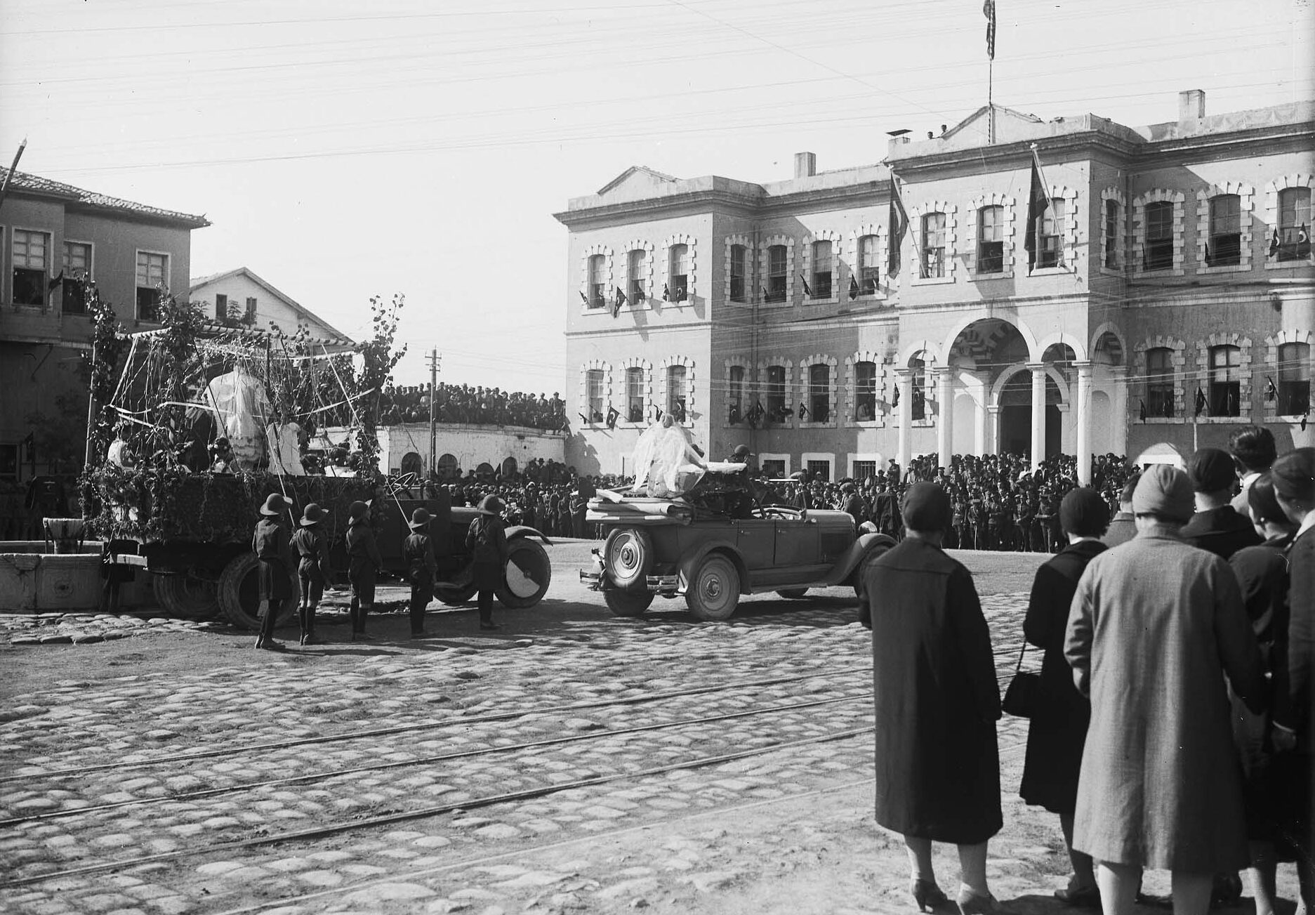 Konya Hükümet Konağı Önünde 1928 Yılı Cumhuriyet Bayramı Kutlamaları