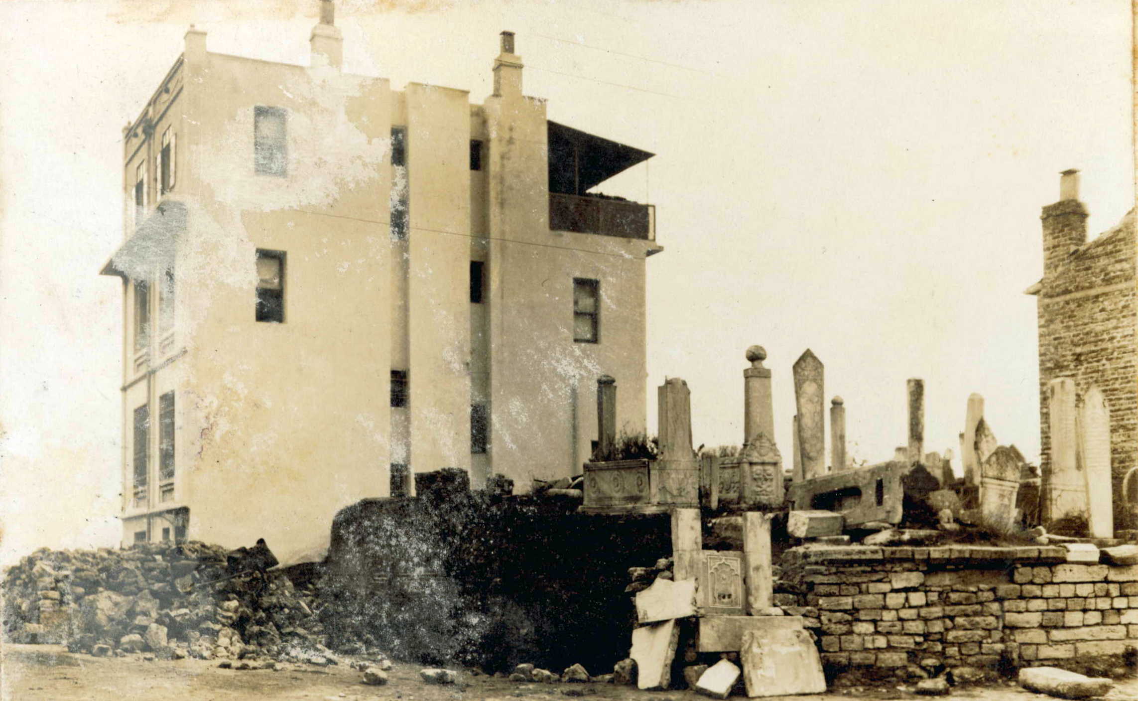 Necib Bey Çeşmesi ve Behai Haziresi