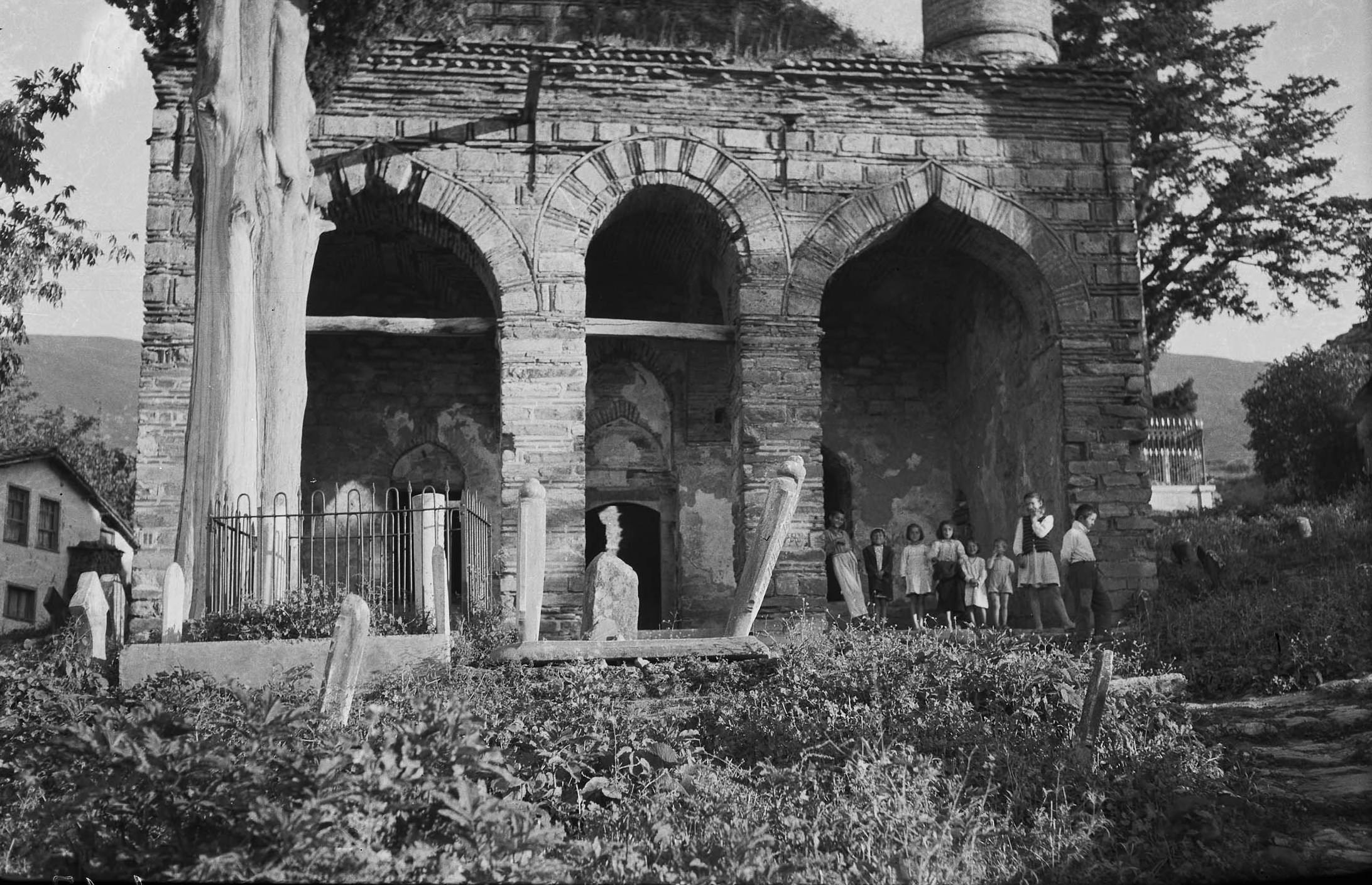 Zeyniler Camii ve Önündeki Hazire