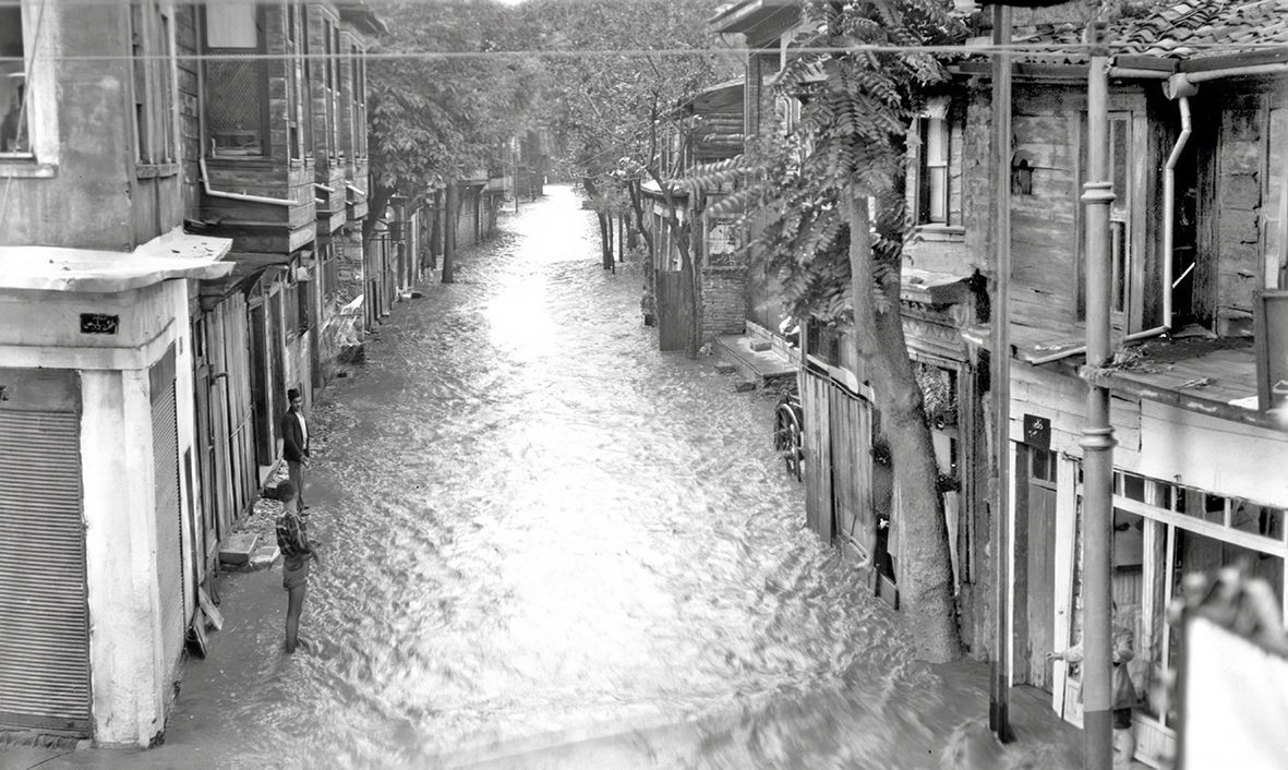 İstanbul’da Su Baskınına Uğramış Bir Sokak