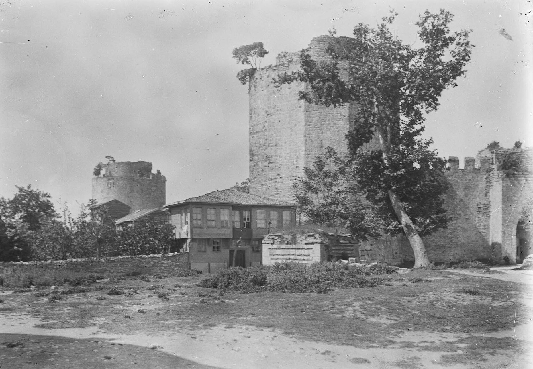 Yedikule Maksem Çeşmesi ve Yedikule Hisarı