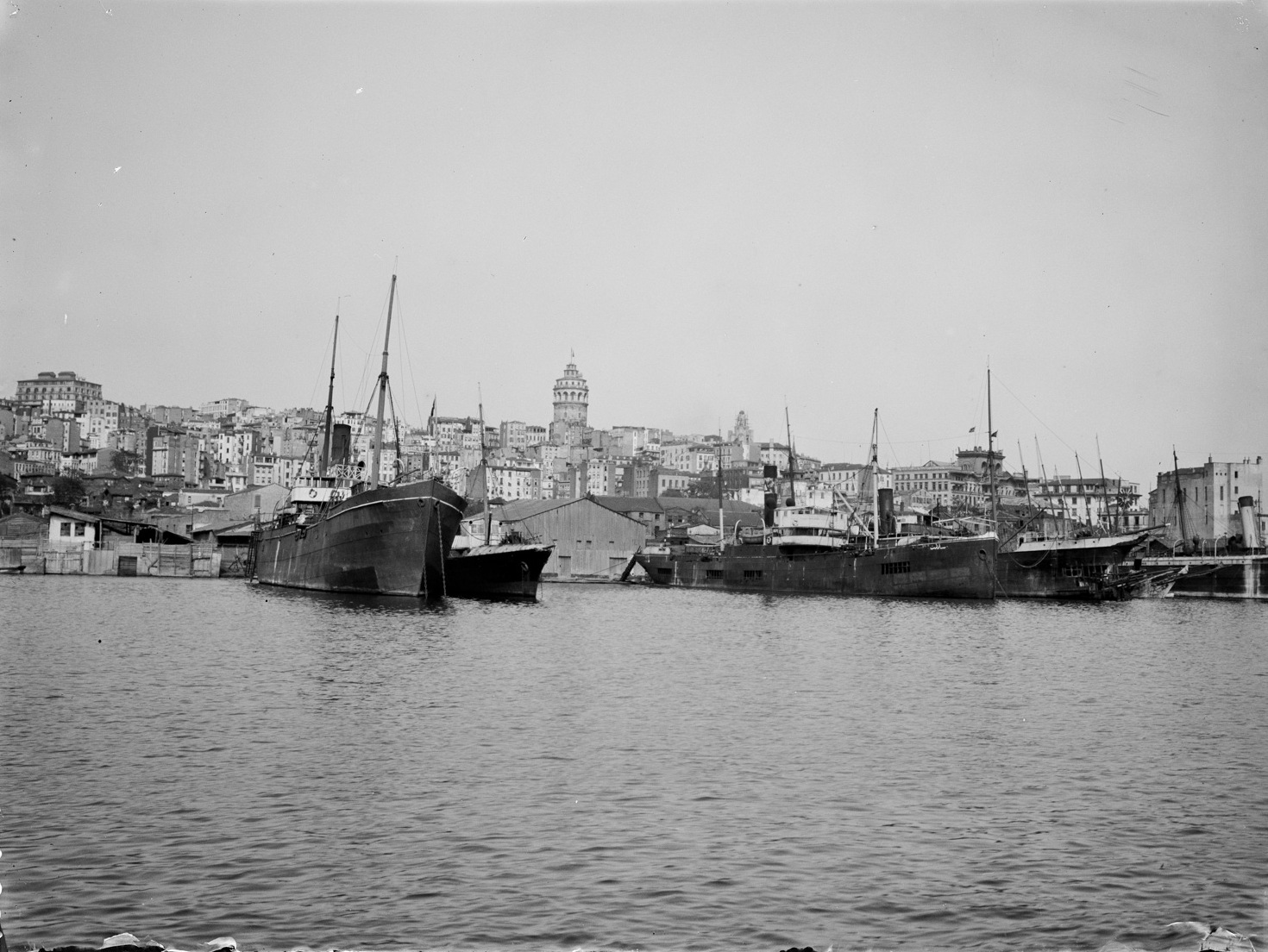 Haliç’ten Galata Kulesi ve Çevresi