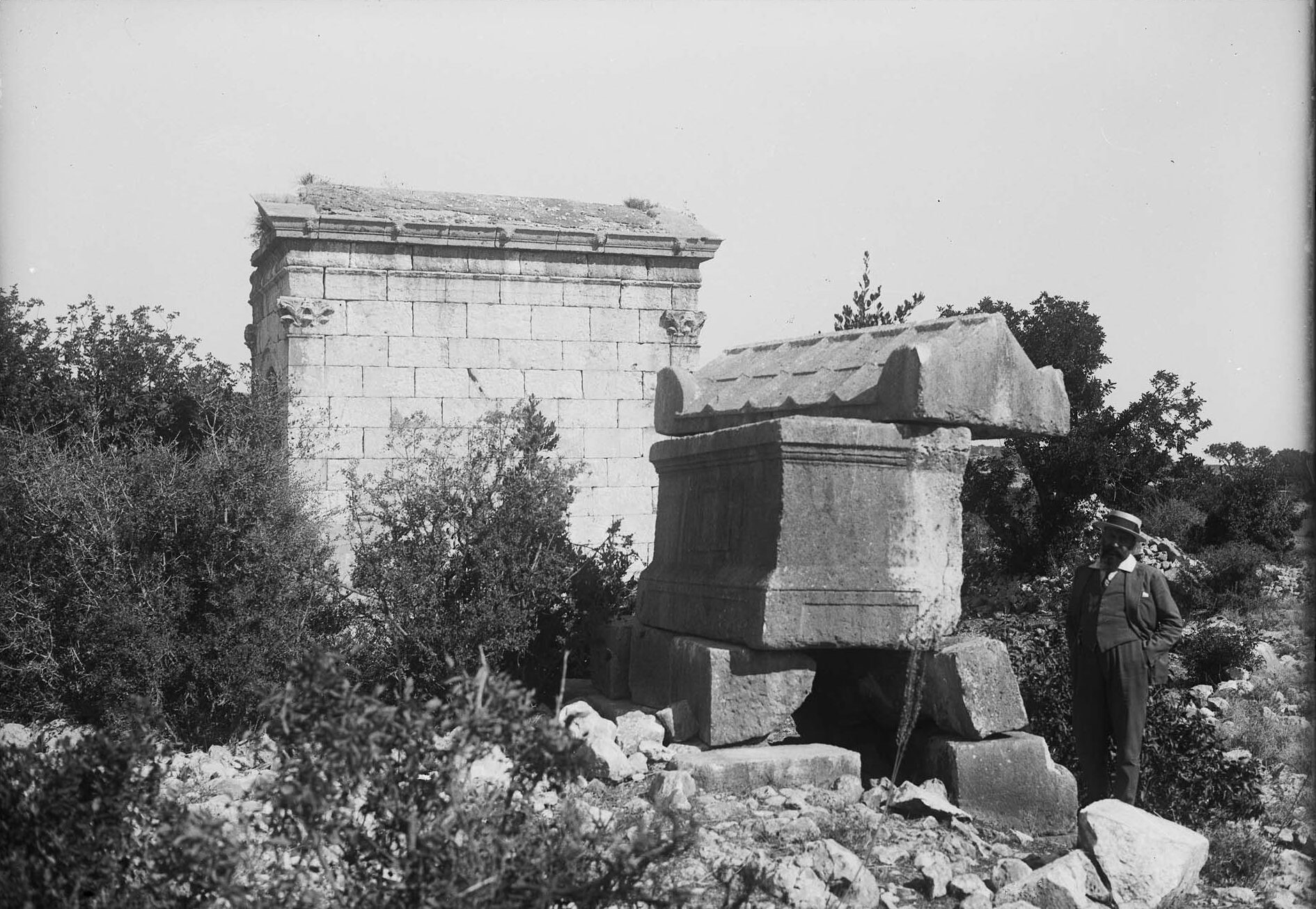 Queen Aba Monument Grave and Lahit