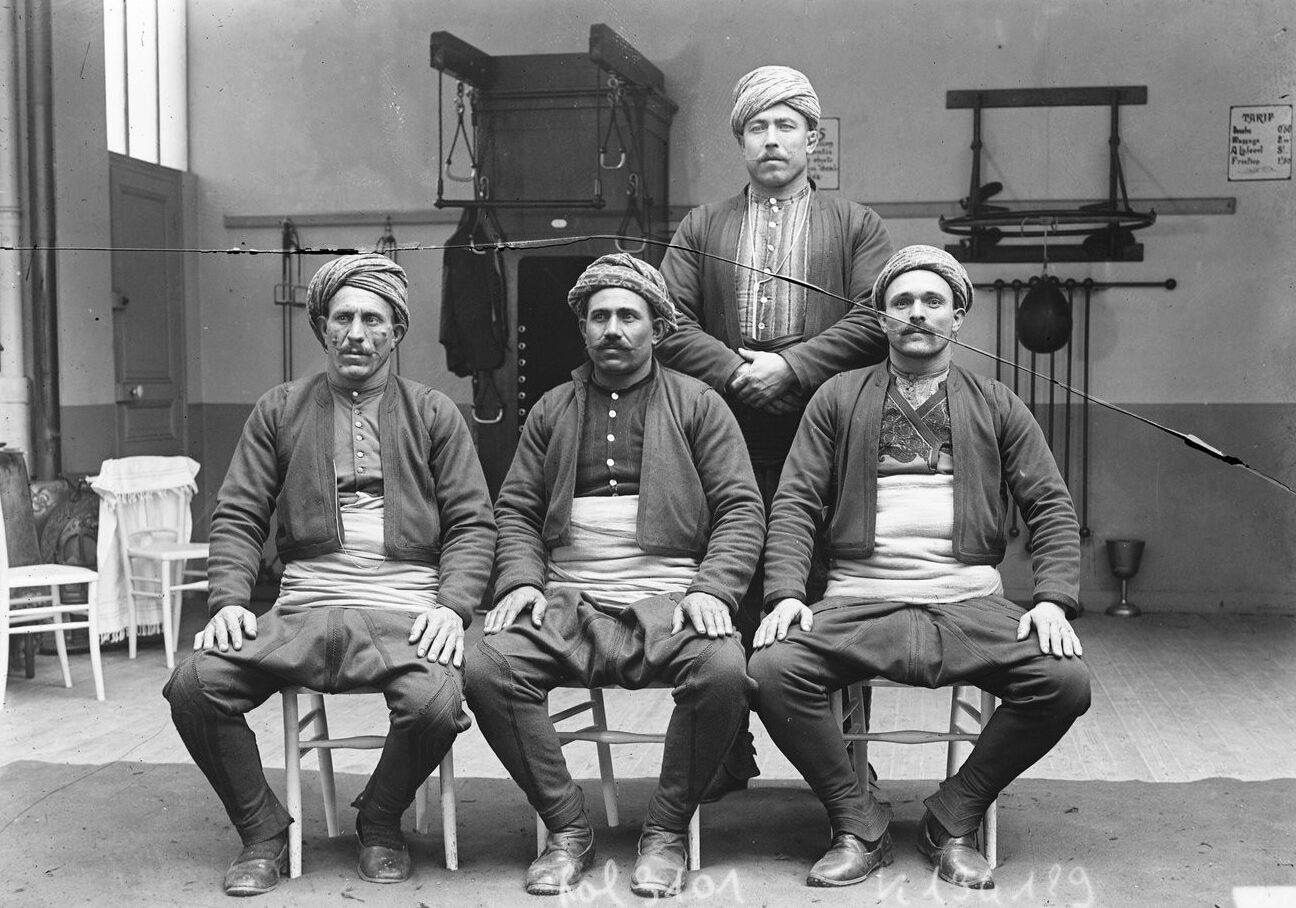 Dört Türk Güreşçi Boks Salonunda İdman Öncesinde