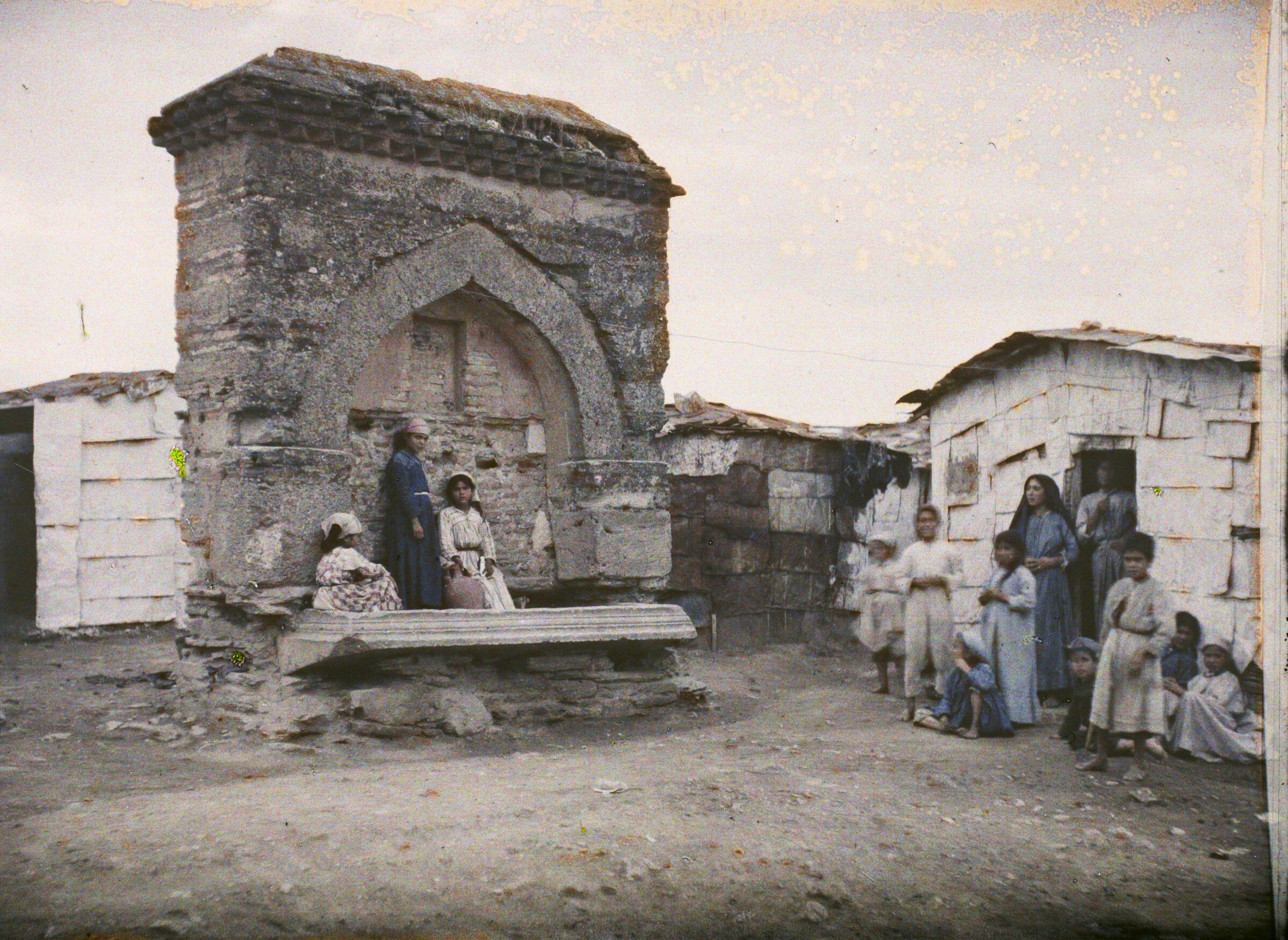 Xirokrini Çeşmesi Önünde İnsanlar