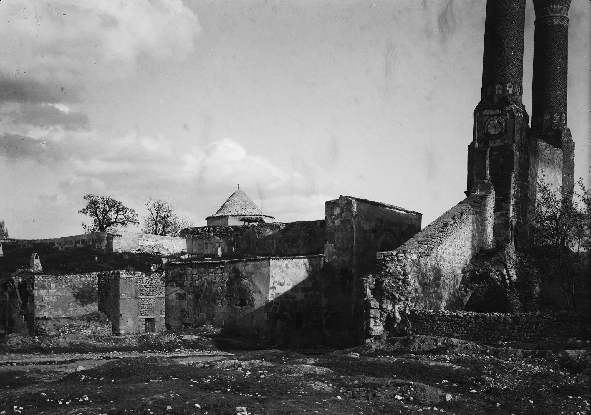 Çifte Minareli Medrese ve Çevresi