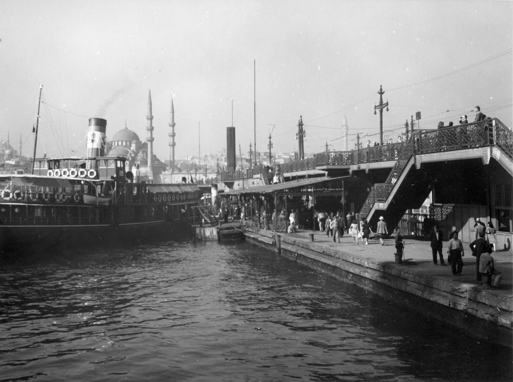 Galata Köprüsü’nün Eminönü ve Yeni Cami’ye Bakan Görünümü
