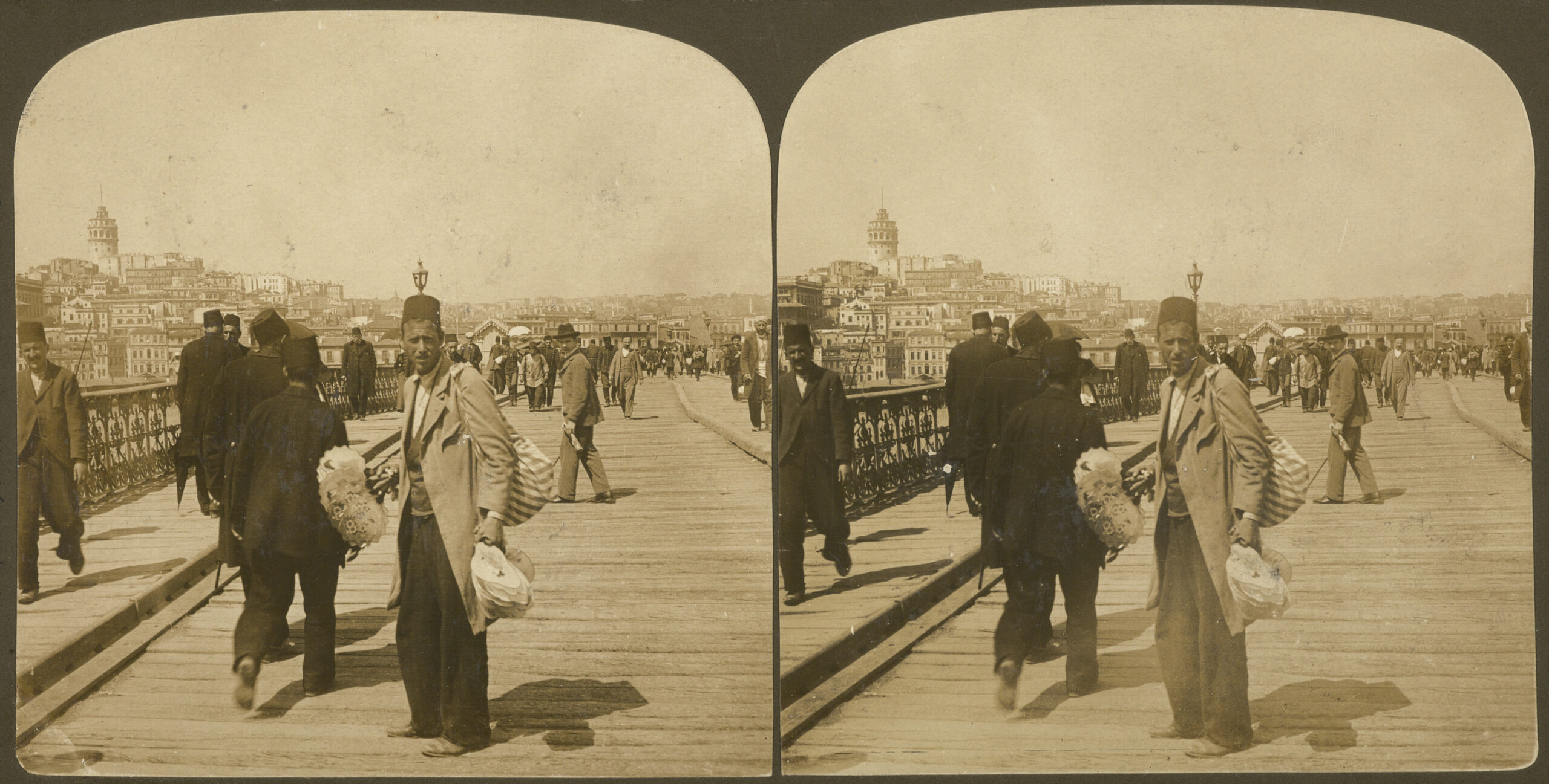 Galata Köprüsü Üstünde Yürüyen İnsanlar