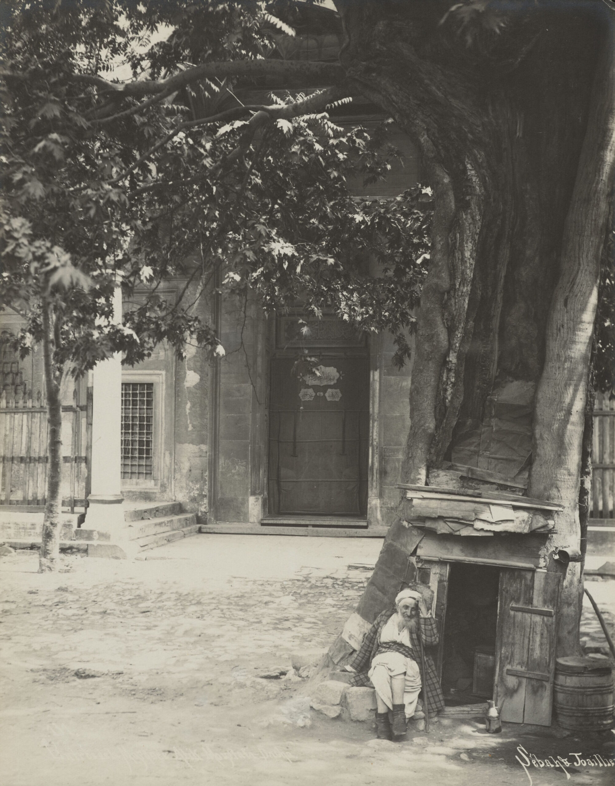 Atik Ali Paşa Camii Avlusu