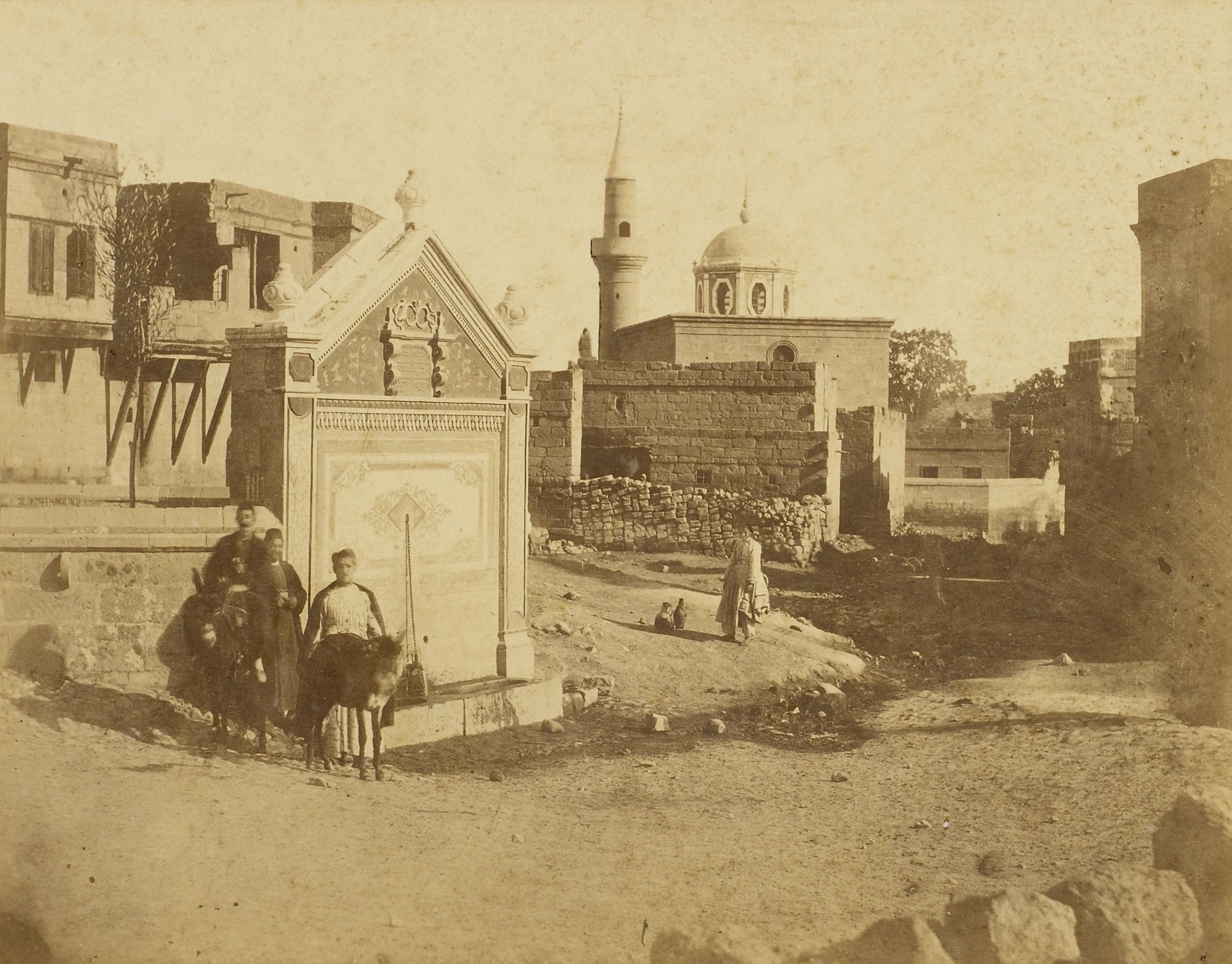 Kayseri’de Bir Çeşme ve Arkaplanda Cami