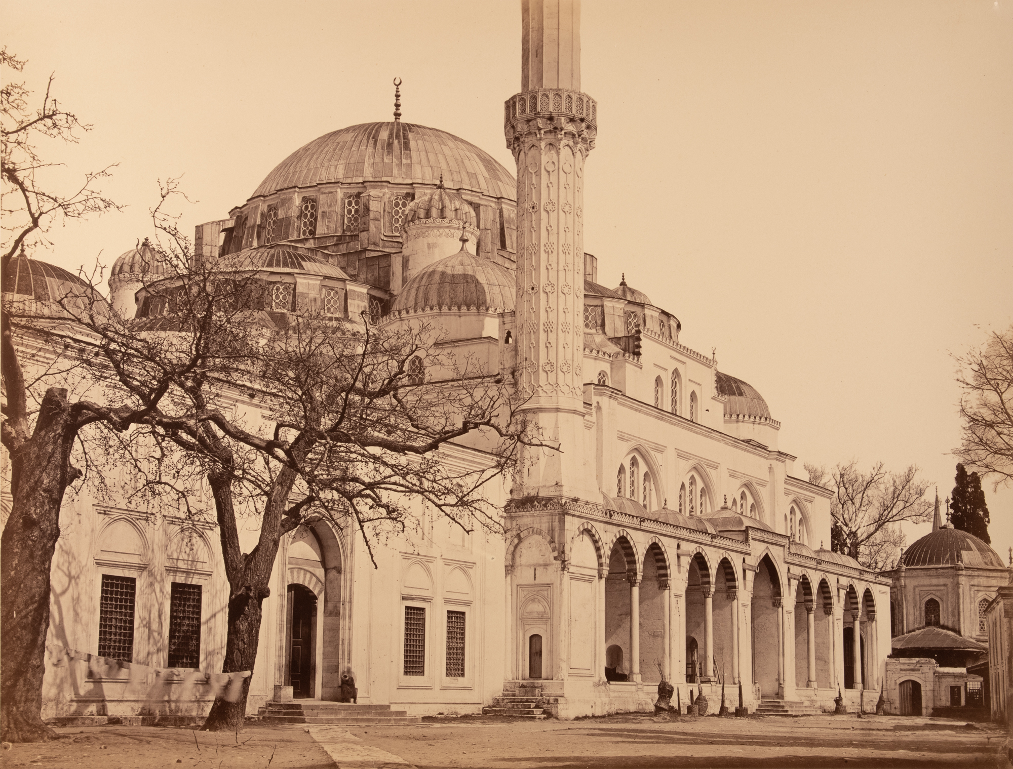 Şehzade Mehmet Camii Türbeler Girişine Doğru Görünüm