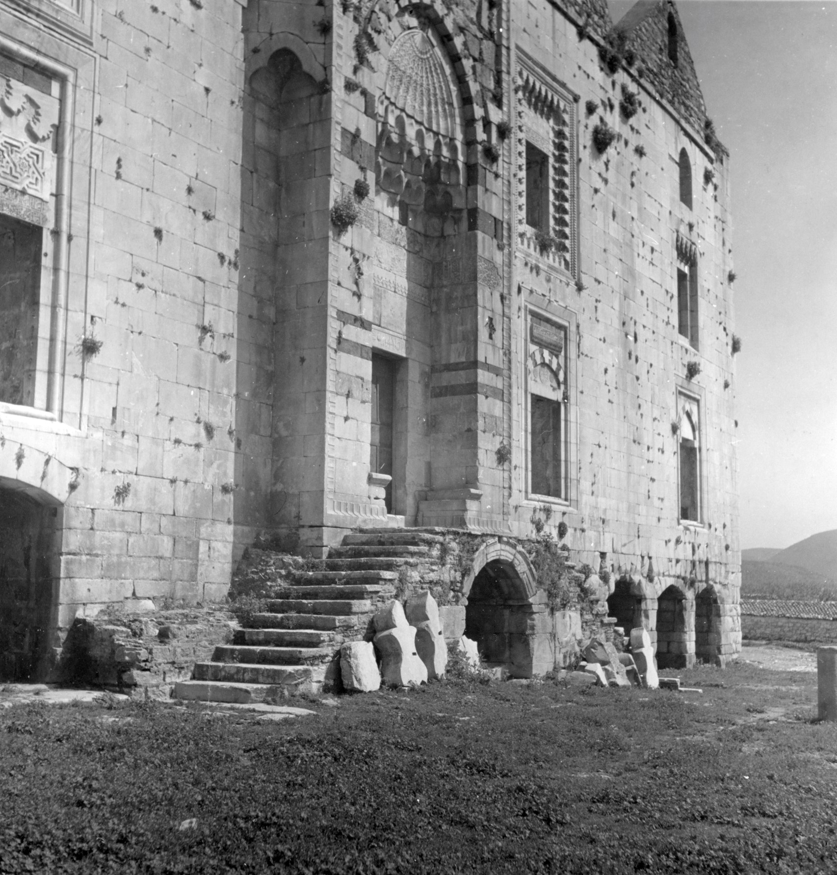 İsa Bey Camii Kuzeybatıdan Ana Giriş Görünümü