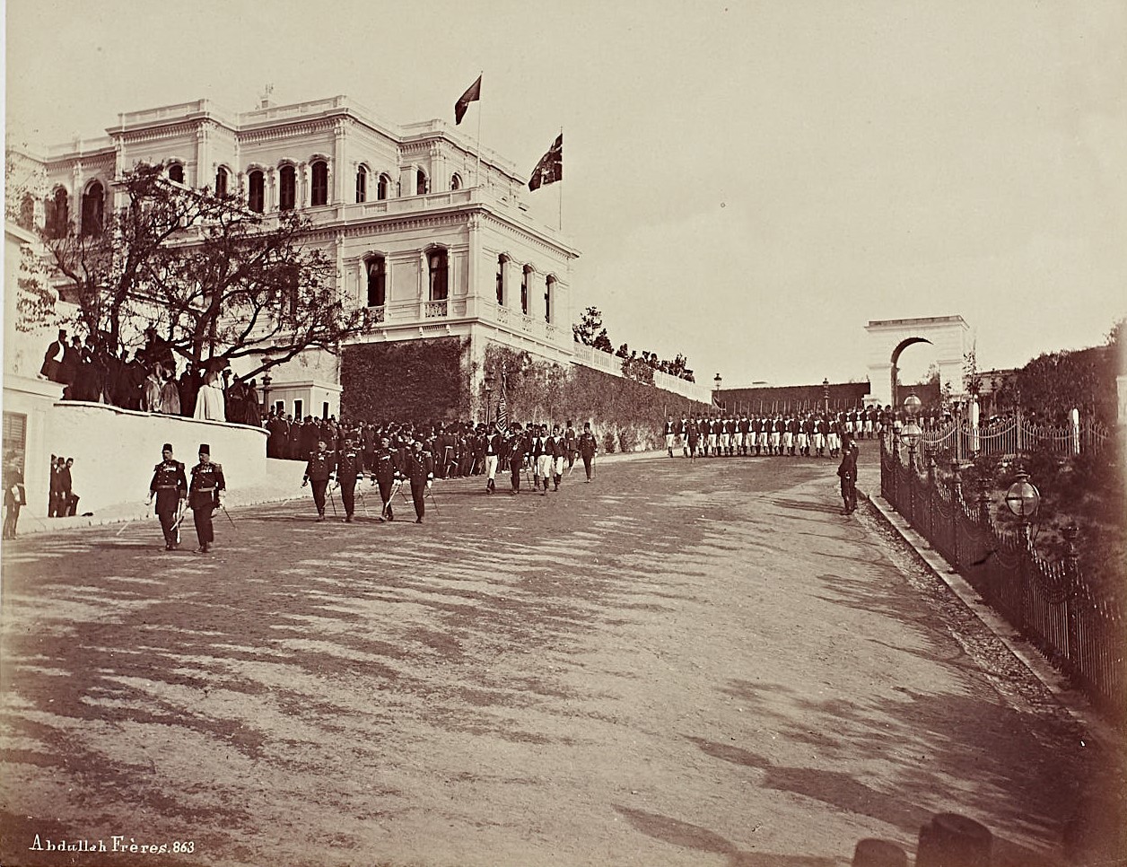 Alman İmparatoru II.Wilhelm’in 1898’de İstanbul’u ziyaretinde Yıldız Sarayı’nda icra oluna resm-i geçit