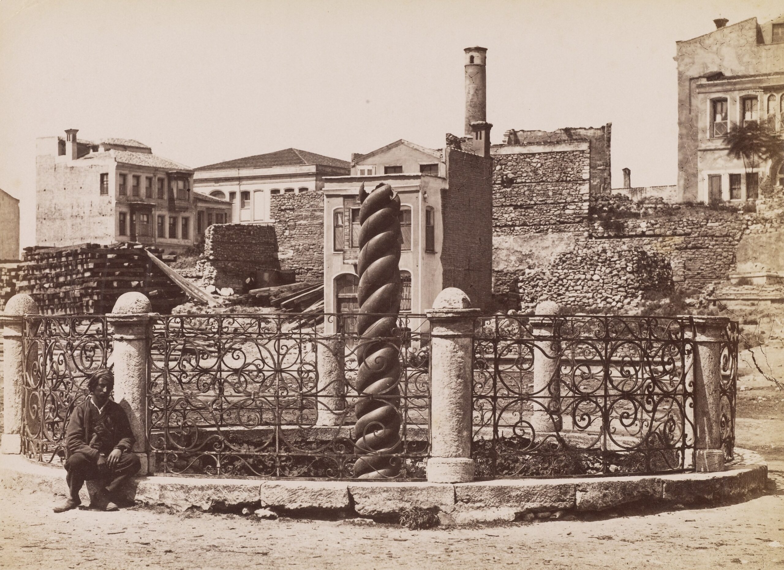 Yılanlı Sütun