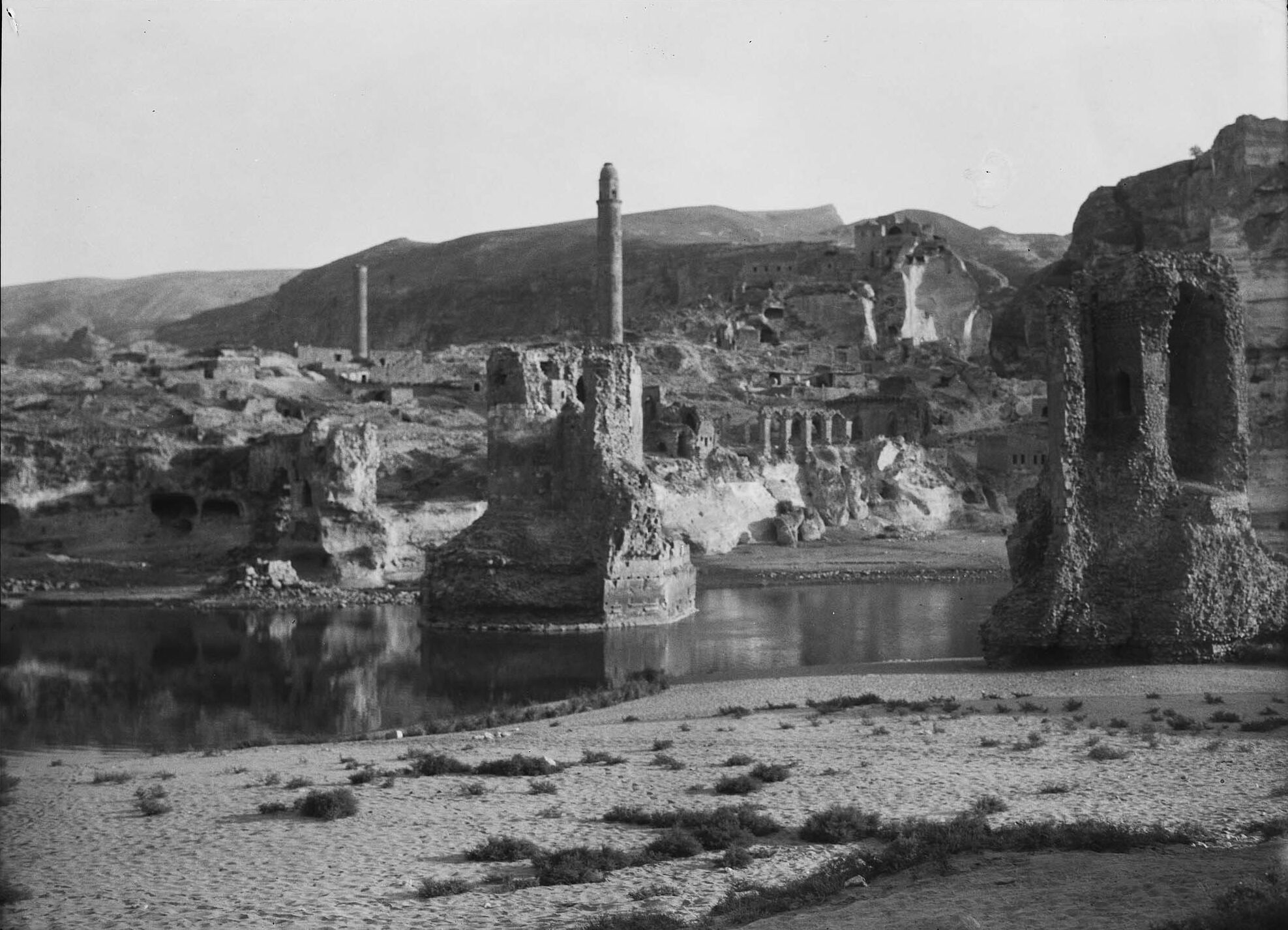 Hasankeyf Dicle Bridge and Er-Rizk Mosque Minaresi