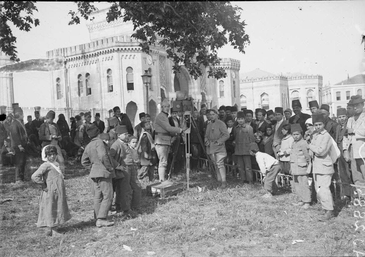 Beyazıt’ta İşgal Yıllarında Bir Fotoğrafçı
