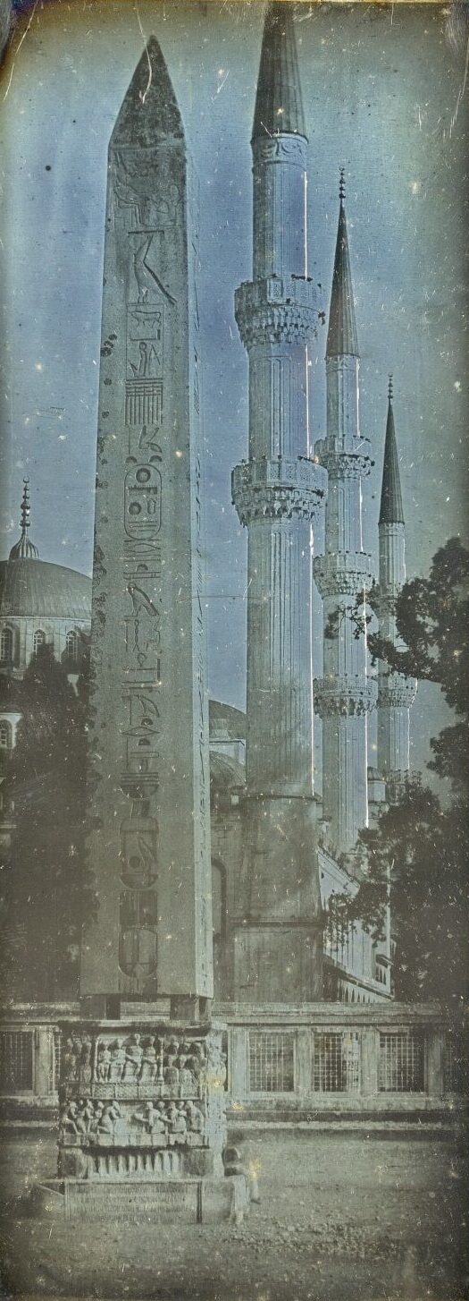 Dikilitaş ve Arkada Sultanahmet Camii Minareleri