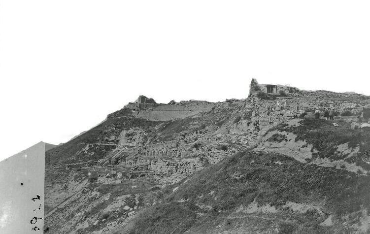 Pergamon Antik Kenti Tiyatrosu ve Traianus Tapınağına Uzaktan Bir Bakış