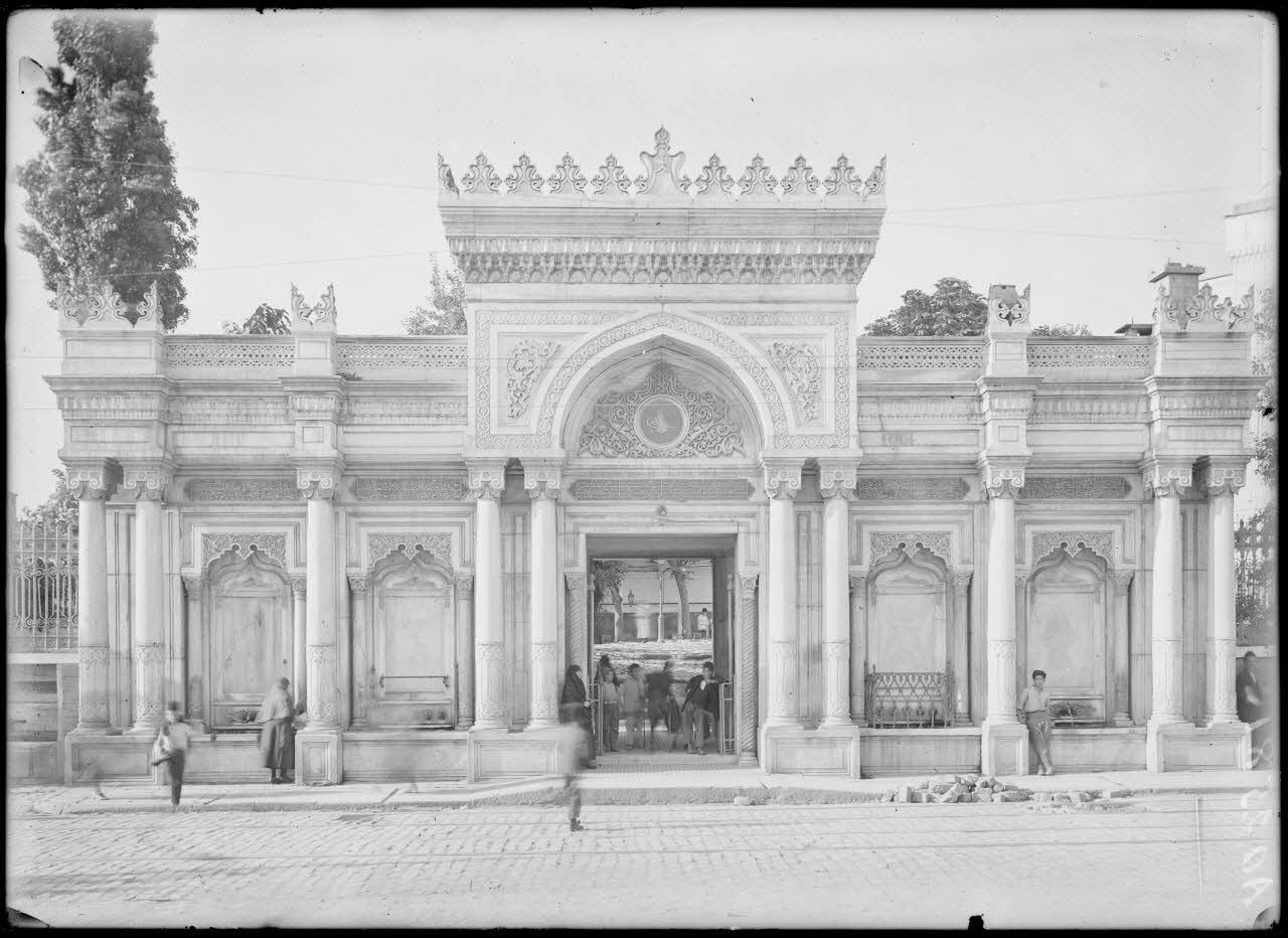 Pertevniyal Valide Sultan Camii Avlu Kapısı