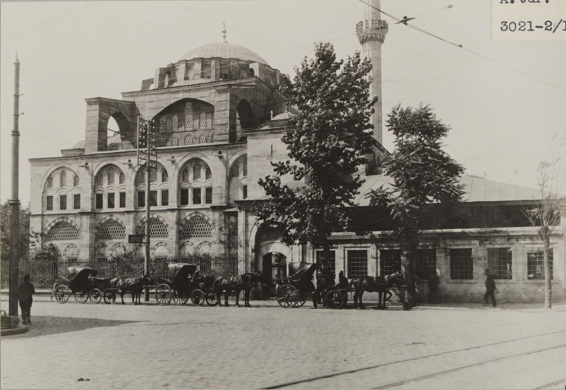 Kılıç Ali Paşa Camii Önünde Faytonlar