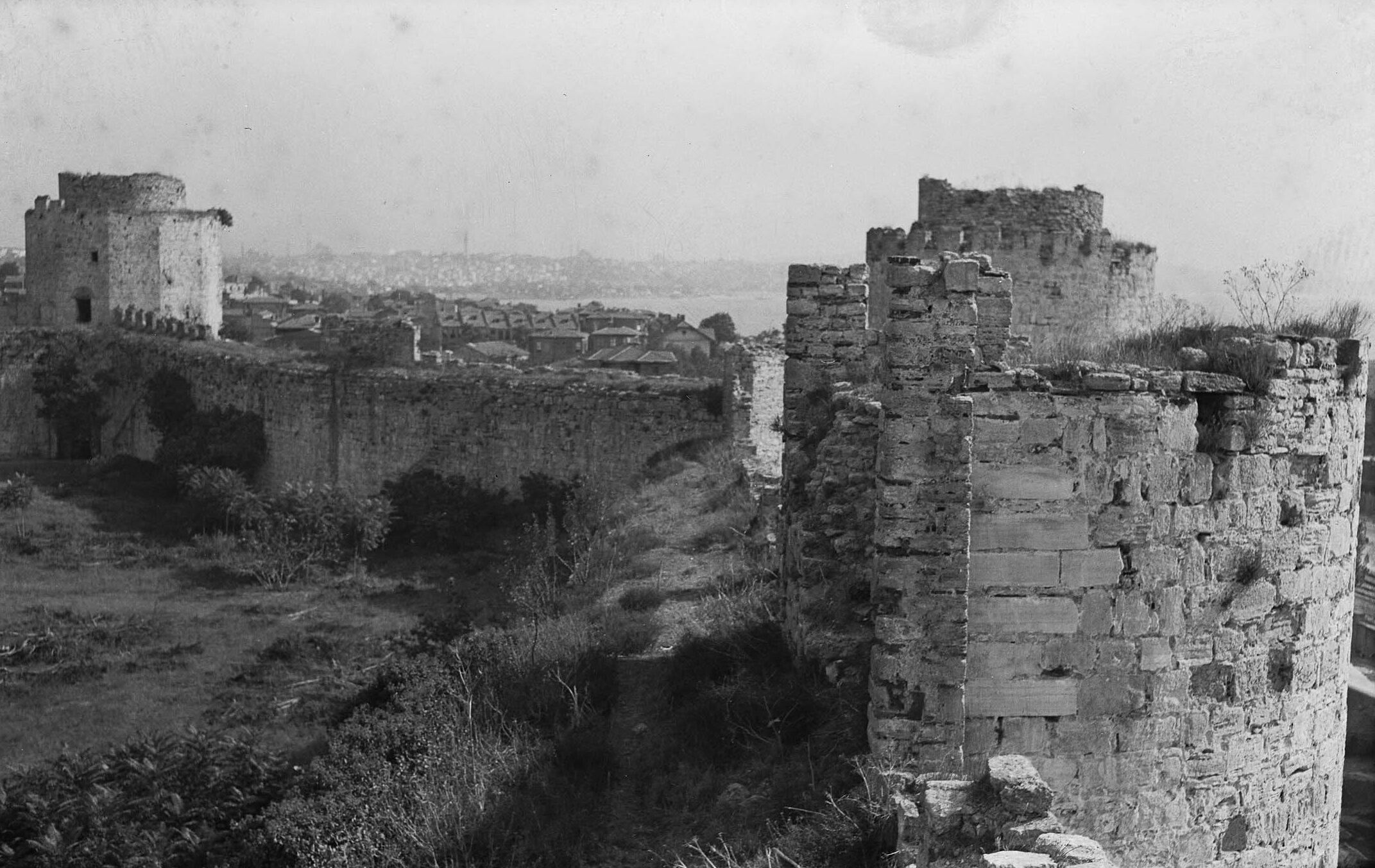 Yedikule Hisarı Top Kulesi Yönüne Bakış