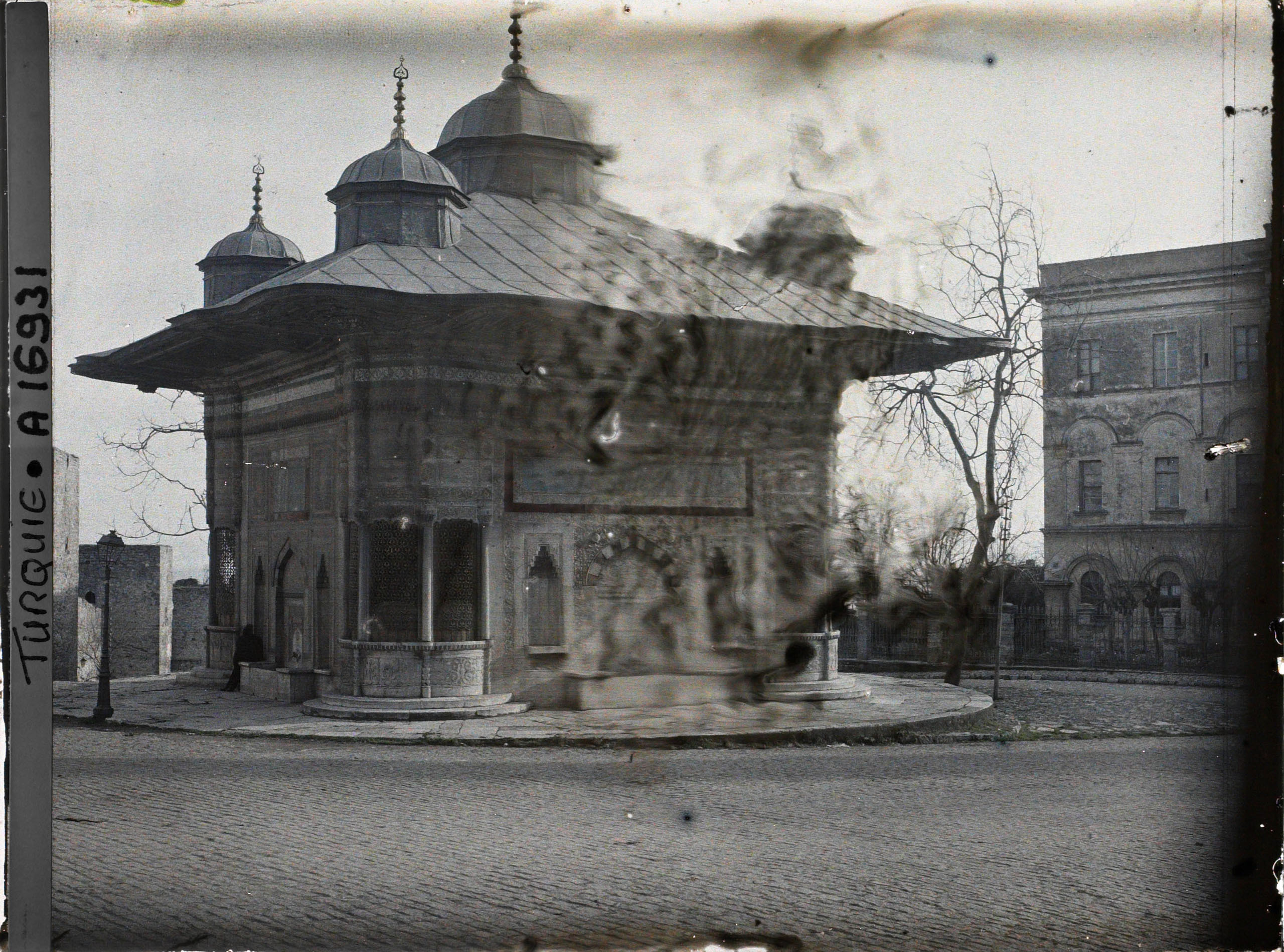 Eski Darülfünun Binası ve III. Ahmet Sebili
