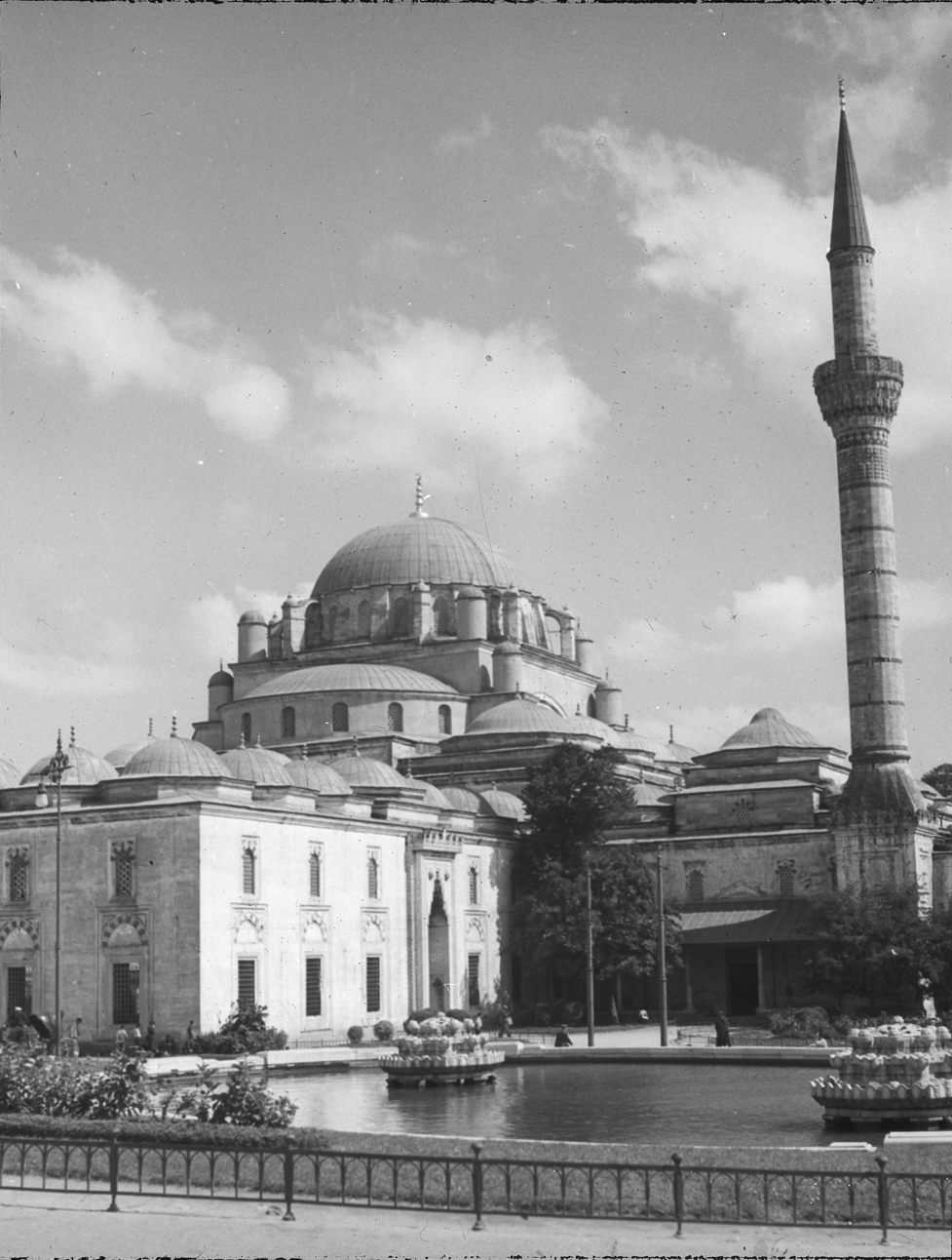Beyazıt Camii ve Havuz