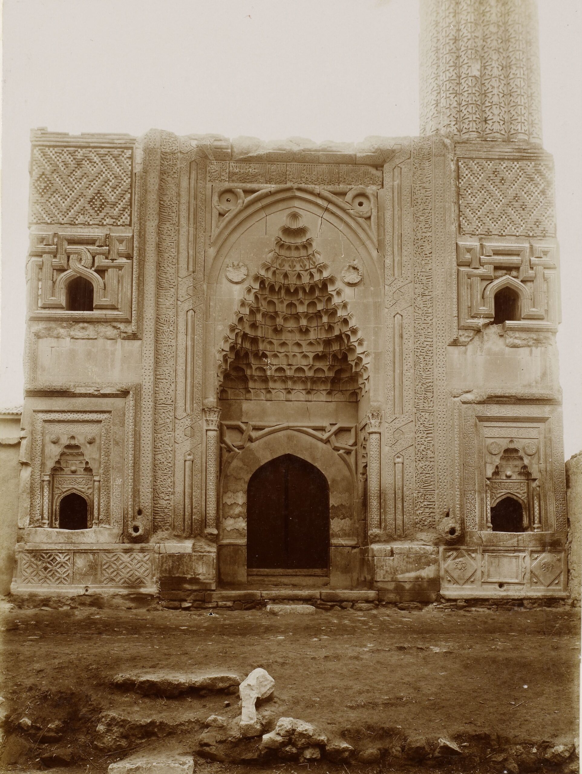 Sahip Ata Camii Girişi