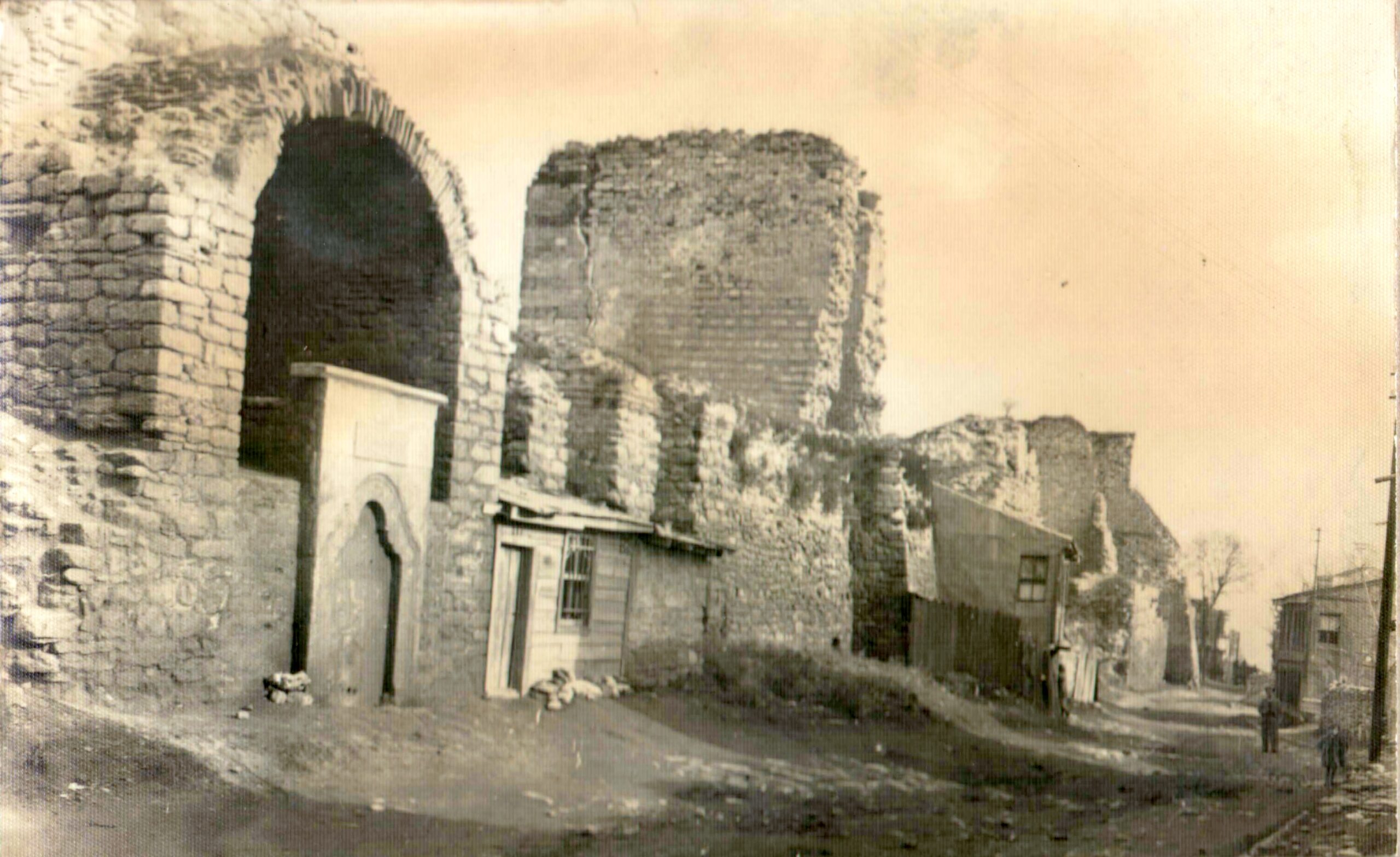 Berberbaşı Ali Ağa Çeşmesi ve Surlar