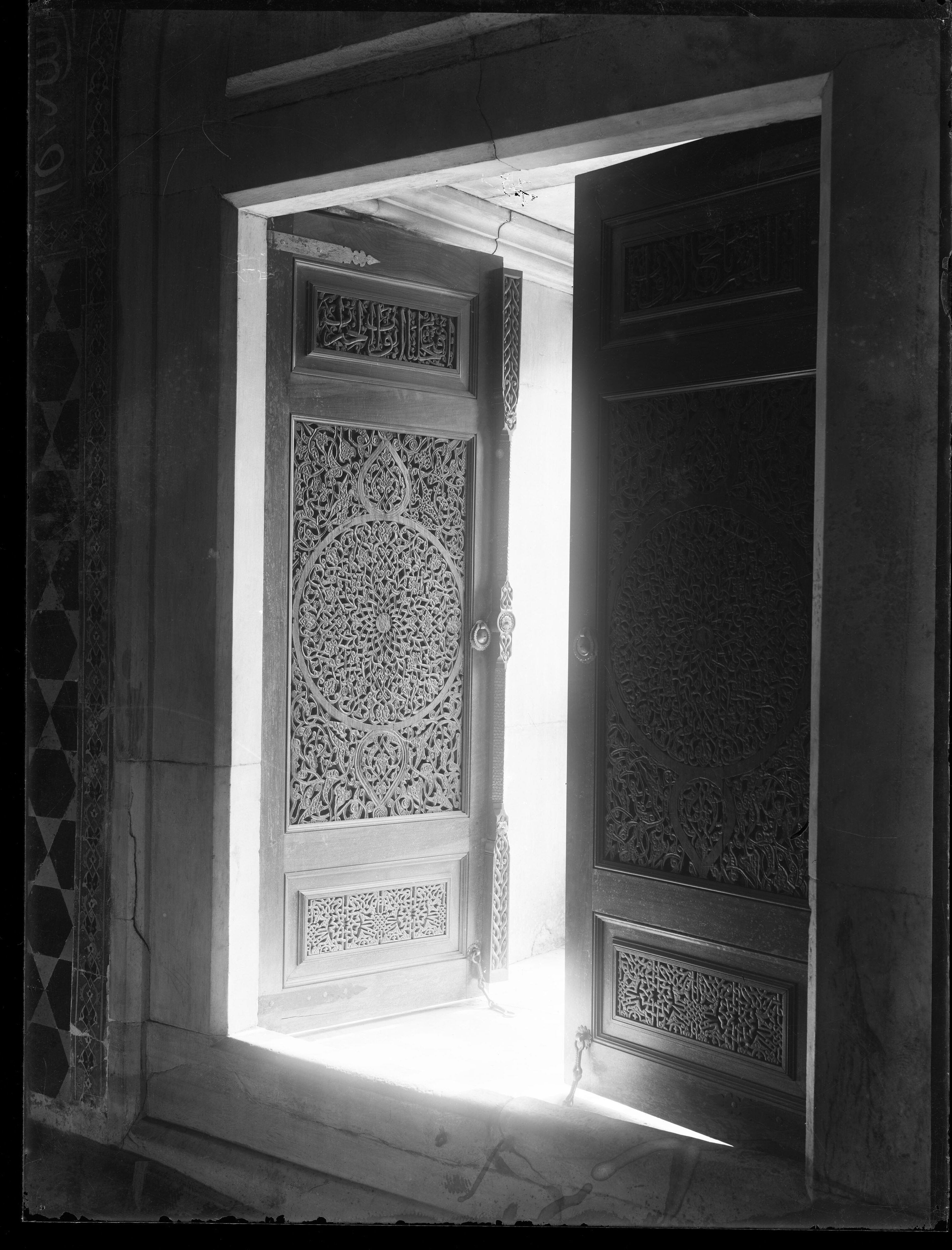 Yeşil Cami’de Bir Pencere Kapağı