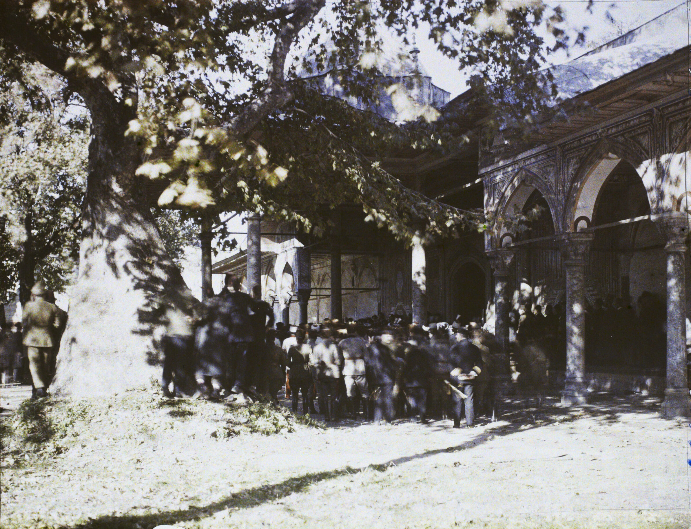 Bâbüssaâde Önünde Kalabalık