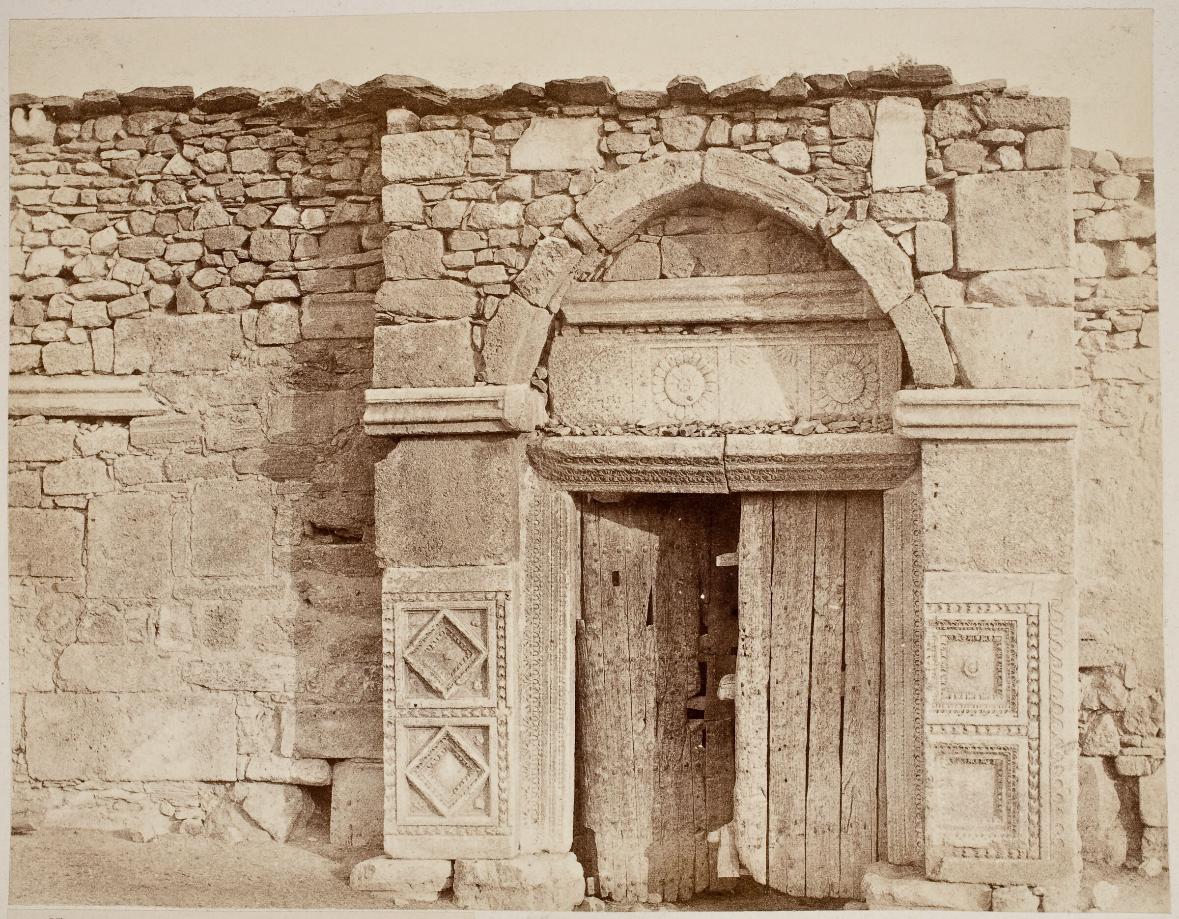 Zıvarık Han Taç Kapısı
