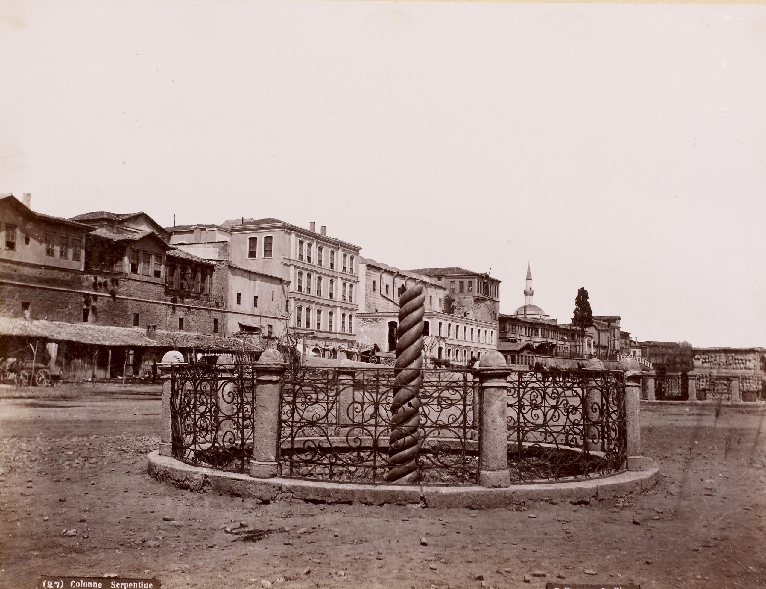 Yılanlı Sütun