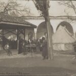 Gazi Ahmet Paşa Camii Avlusunda Muhacirler