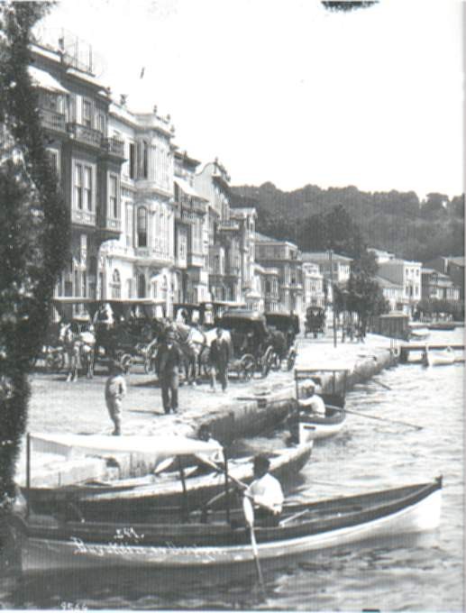 Boğaz kenarında  kayıklar ve İstanbul ahalisi