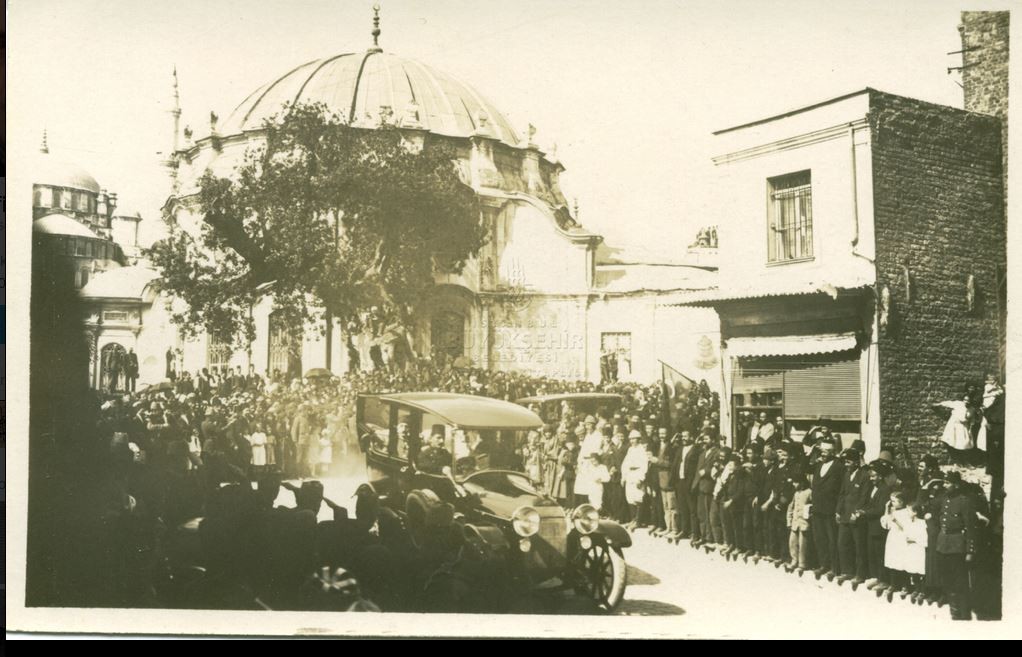 vahdeddin fatih camiinden cuma selamlığından çıkarken
