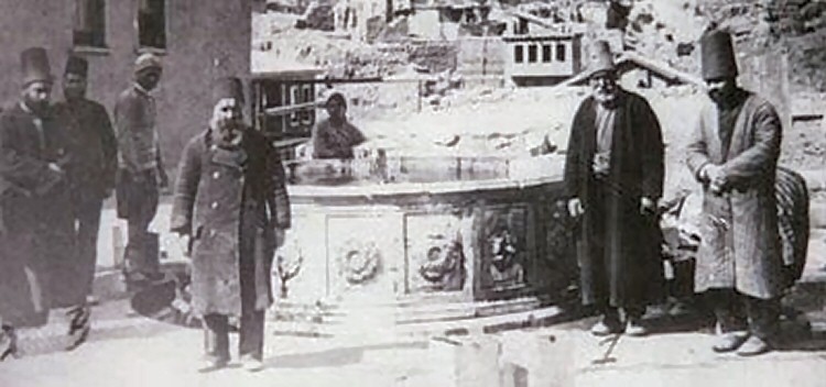 1904-afyon-mevlevihanesi-ahci-dedesi-haci-ali-dede-sagda-mevleviler-ve-sadirvan