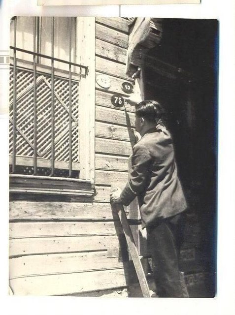 EV HANE NUMARA PLAKALARI DEĞİŞİRKEN FOTOĞRAF