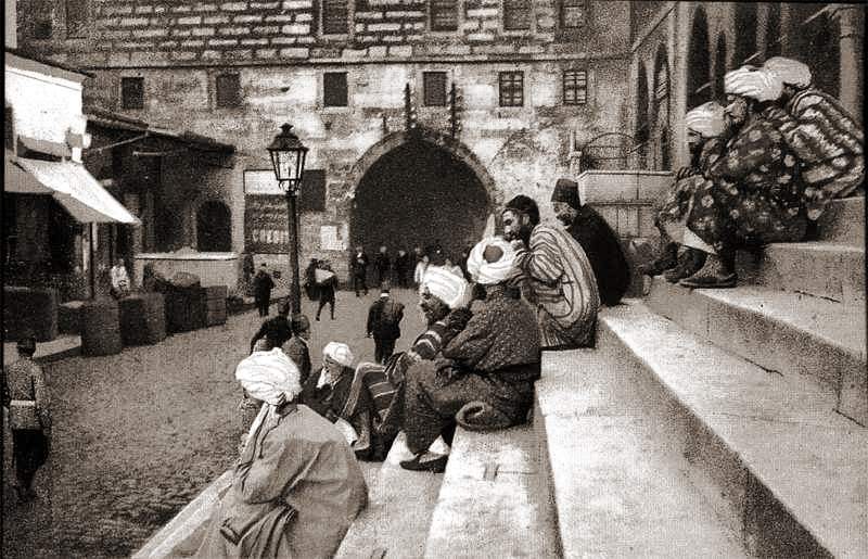Yeni Camii Önünde Osmanlı Aşiyanı