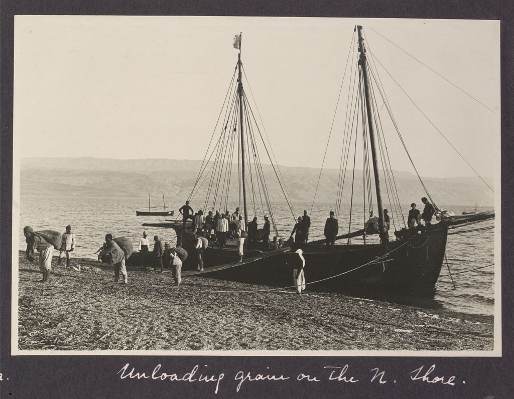 Unloading grain on the N. shore, 1917