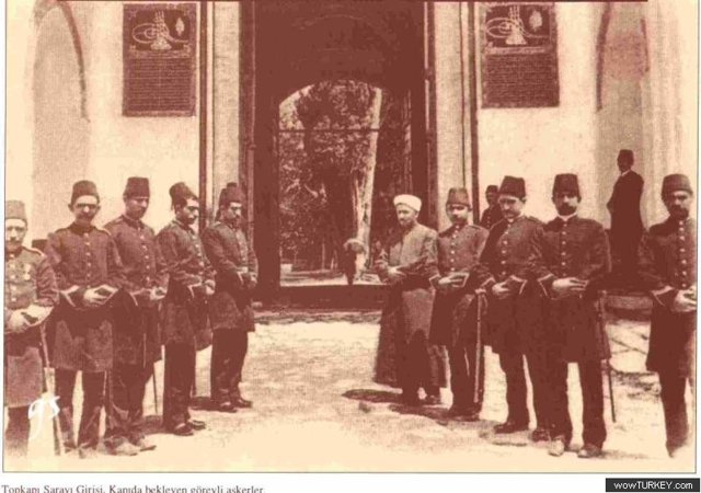 sguner Topkapi onunde bekleyen memurlar