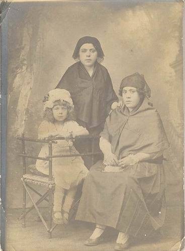 OSMANLI-BAYANLAR-VE-KUCUK-KIZ-STUDYO-FOTO  909324 0