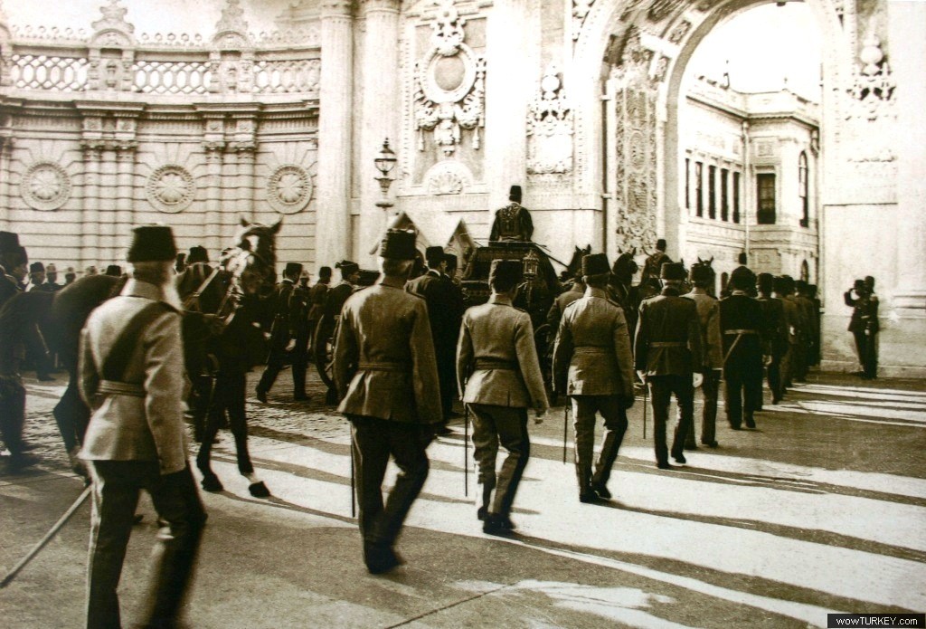 fikri aktan dolmabahce sarayi saltanat kapisi 30