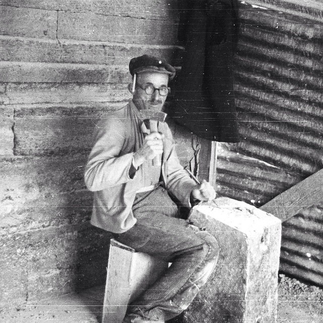 Tas-ustasi-A-stonemason-SALTArastirma-SALTResearch-Ali-Saim-Ulgen-Arsivi-Archive-Turkiye’nin-ilk-r